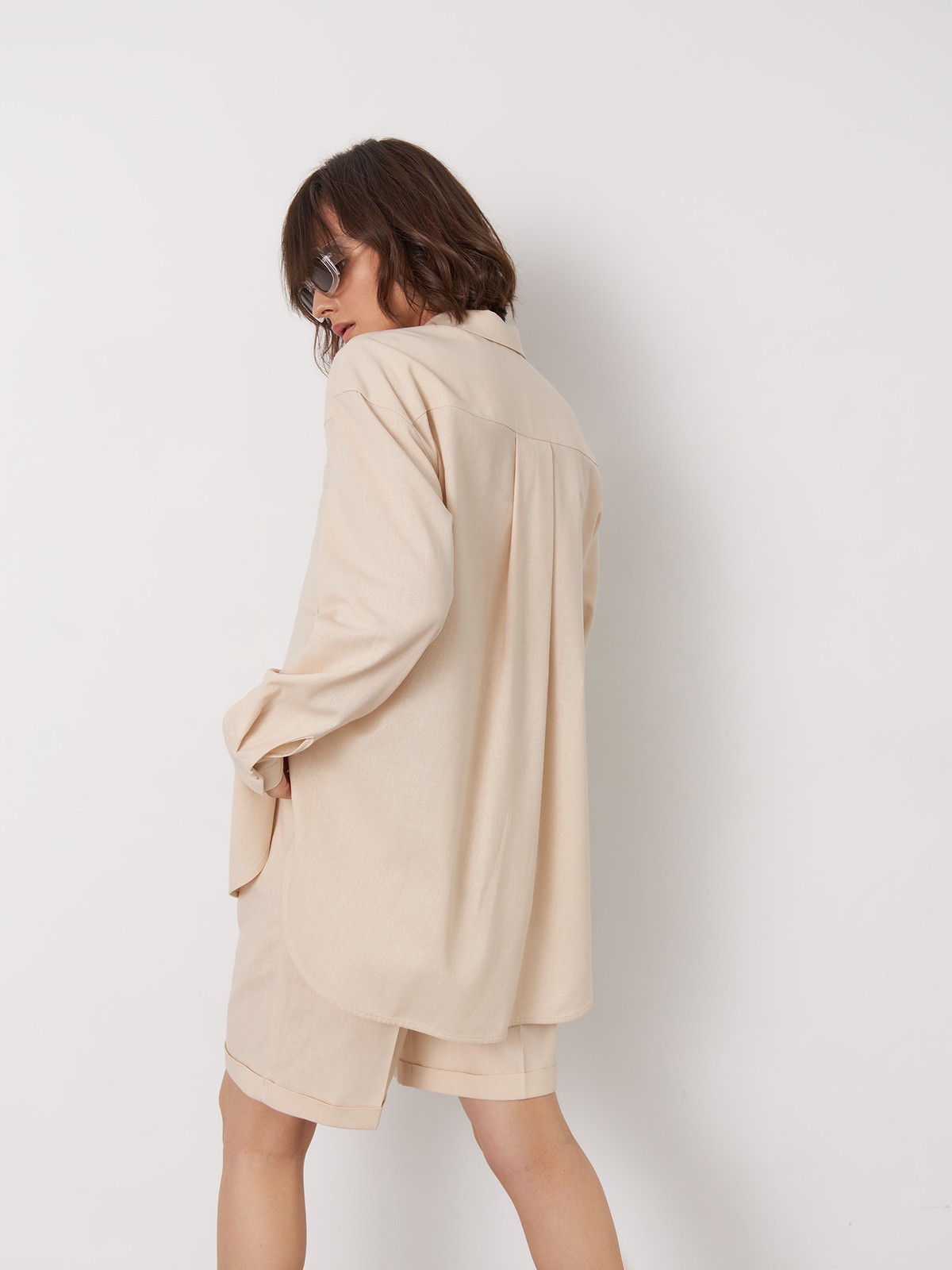 


Натуральные ткани и природные оттенки задают настроение нового сезона. Эта рубашка oversize выполнеан изо льна в умиротворяющией палитре природных оттенков. Создайте актуальный и в то же время вневременной образ, сочетая ее с юбкой или брюками в тон.

На модели размер XS/S