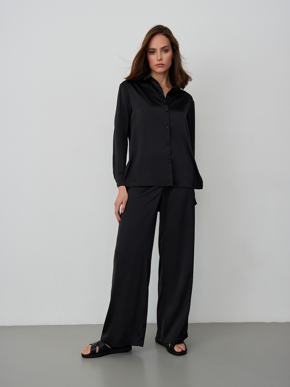 


Рубашка oversize кроя из струящейся вискозы - классика современного гардероба. Носите в сочетании с брюками или юбкой из аналогичной ткани. Тонкие украшения-цепочки, фигурная сумка и босоножки на ремешках завершат образ.

На модели размер XS