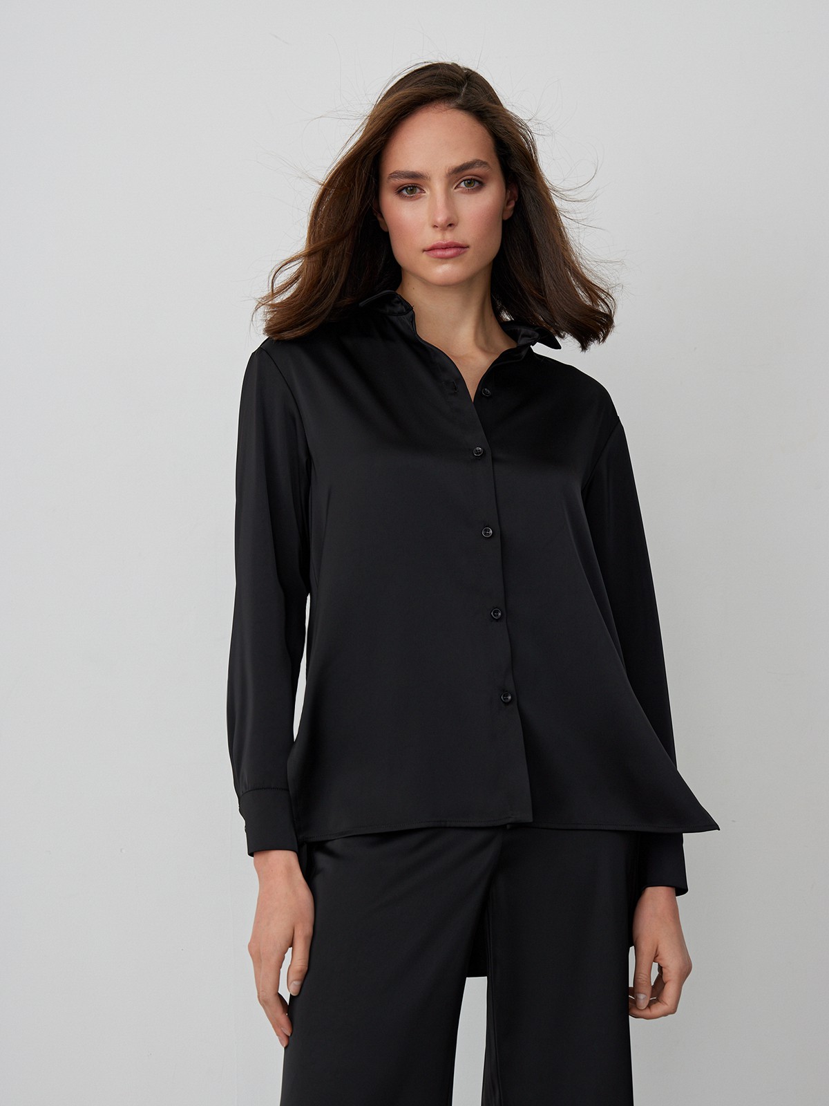 


Рубашка oversize кроя из струящейся вискозы - классика современного гардероба. Носите в сочетании с брюками или юбкой из аналогичной ткани. Тонкие украшения-цепочки, фигурная сумка и босоножки на ремешках завершат образ.

На модели размер XS