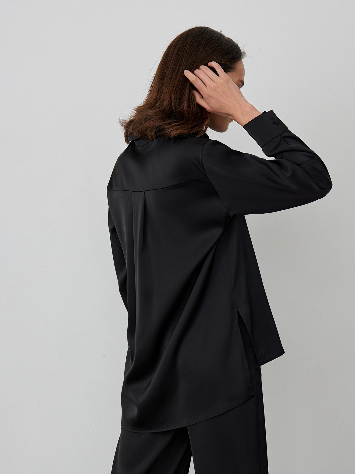 


Рубашка oversize кроя из струящейся вискозы - классика современного гардероба. Носите в сочетании с брюками или юбкой из аналогичной ткани. Тонкие украшения-цепочки, фигурная сумка и босоножки на ремешках завершат образ.

На модели размер XS