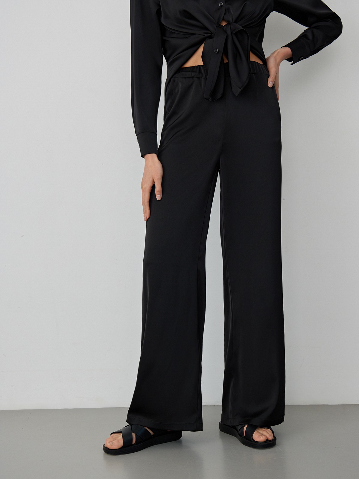 


Брюки широкого кроя из струящейся вискозы. Комфортный пижамный крой с эластичной резинкой на талии. Носите в сочетании с контрастным топом или рубашкой в тон, грубыми сандалиями и фигурными очками.

На модели размер XS