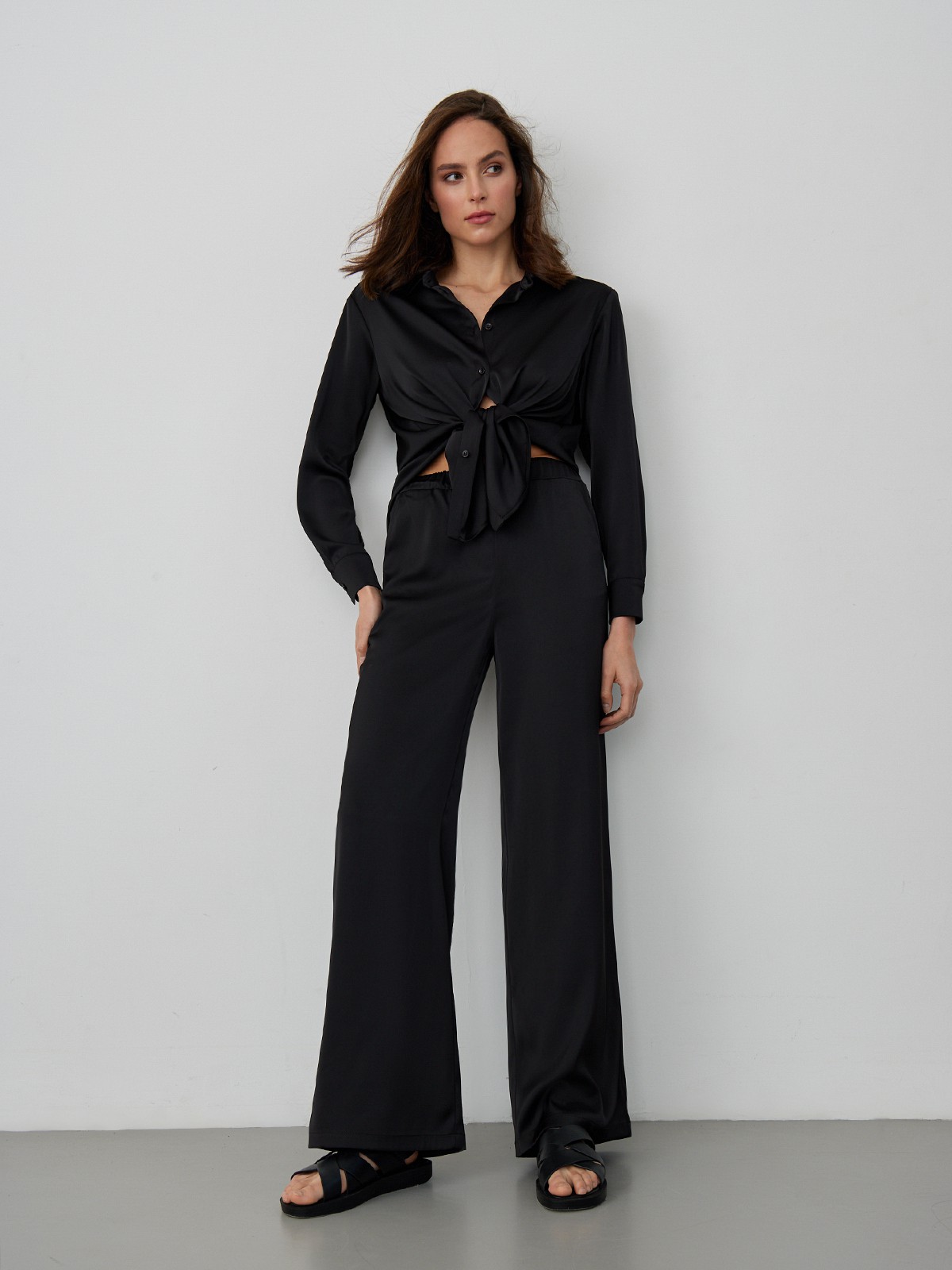 


Брюки широкого кроя из струящейся вискозы. Комфортный пижамный крой с эластичной резинкой на талии. Носите в сочетании с контрастным топом или рубашкой в тон, грубыми сандалиями и фигурными очками.

На модели размер XS