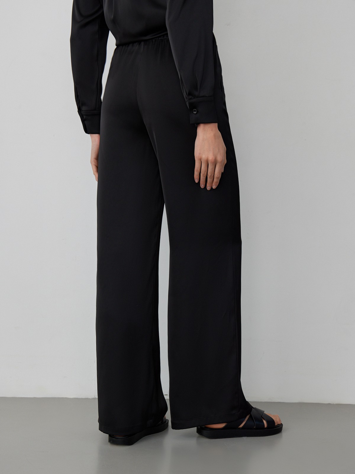 


Брюки широкого кроя из струящейся вискозы. Комфортный пижамный крой с эластичной резинкой на талии. Носите в сочетании с контрастным топом или рубашкой в тон, грубыми сандалиями и фигурными очками.

На модели размер XS