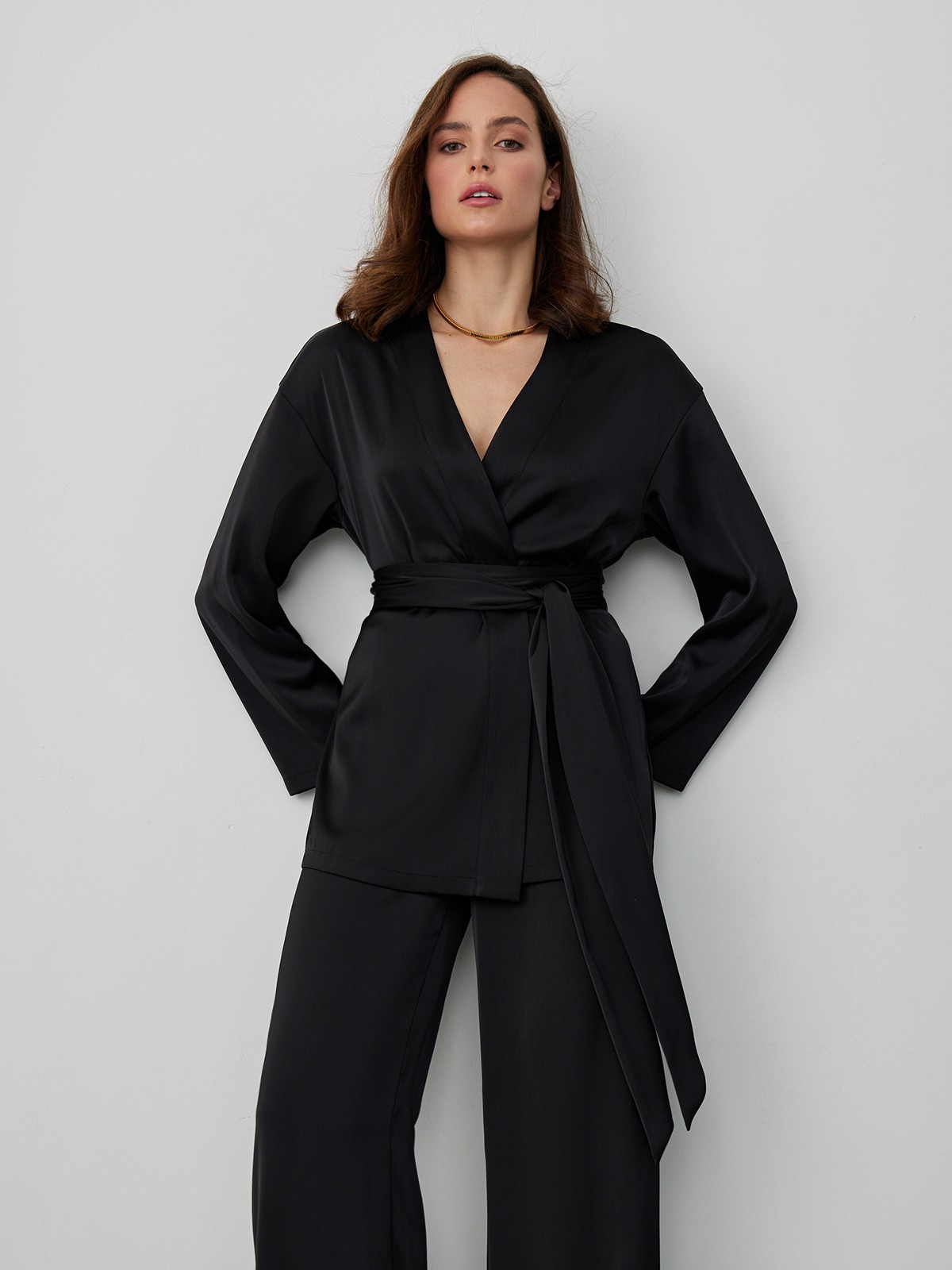 


Жакет из струящейся вискозы с длинным поясом и драпировкой на запах. Одновременно лаконичный и эффектный выбор на каждый день и для выхода в свет. Сочетайте с брюками или юбкой из аналогичной ткани, босоножками или грубыми сандалиями, крупными винтажными украшениями.

На модели размер XS