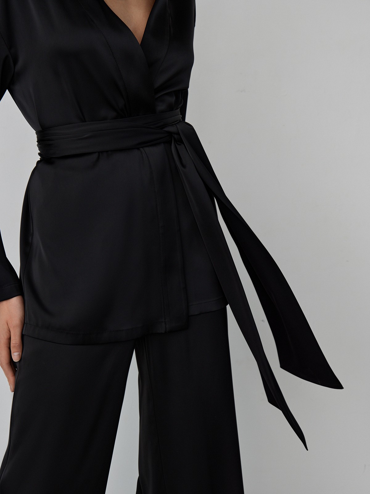 


Жакет из струящейся вискозы с длинным поясом и драпировкой на запах. Одновременно лаконичный и эффектный выбор на каждый день и для выхода в свет. Сочетайте с брюками или юбкой из аналогичной ткани, босоножками или грубыми сандалиями, крупными винтажными украшениями.

На модели размер XS