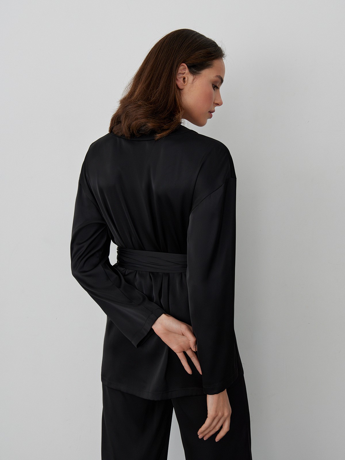 


Жакет из струящейся вискозы с длинным поясом и драпировкой на запах. Одновременно лаконичный и эффектный выбор на каждый день и для выхода в свет. Сочетайте с брюками или юбкой из аналогичной ткани, босоножками или грубыми сандалиями, крупными винтажными украшениями.

На модели размер XS