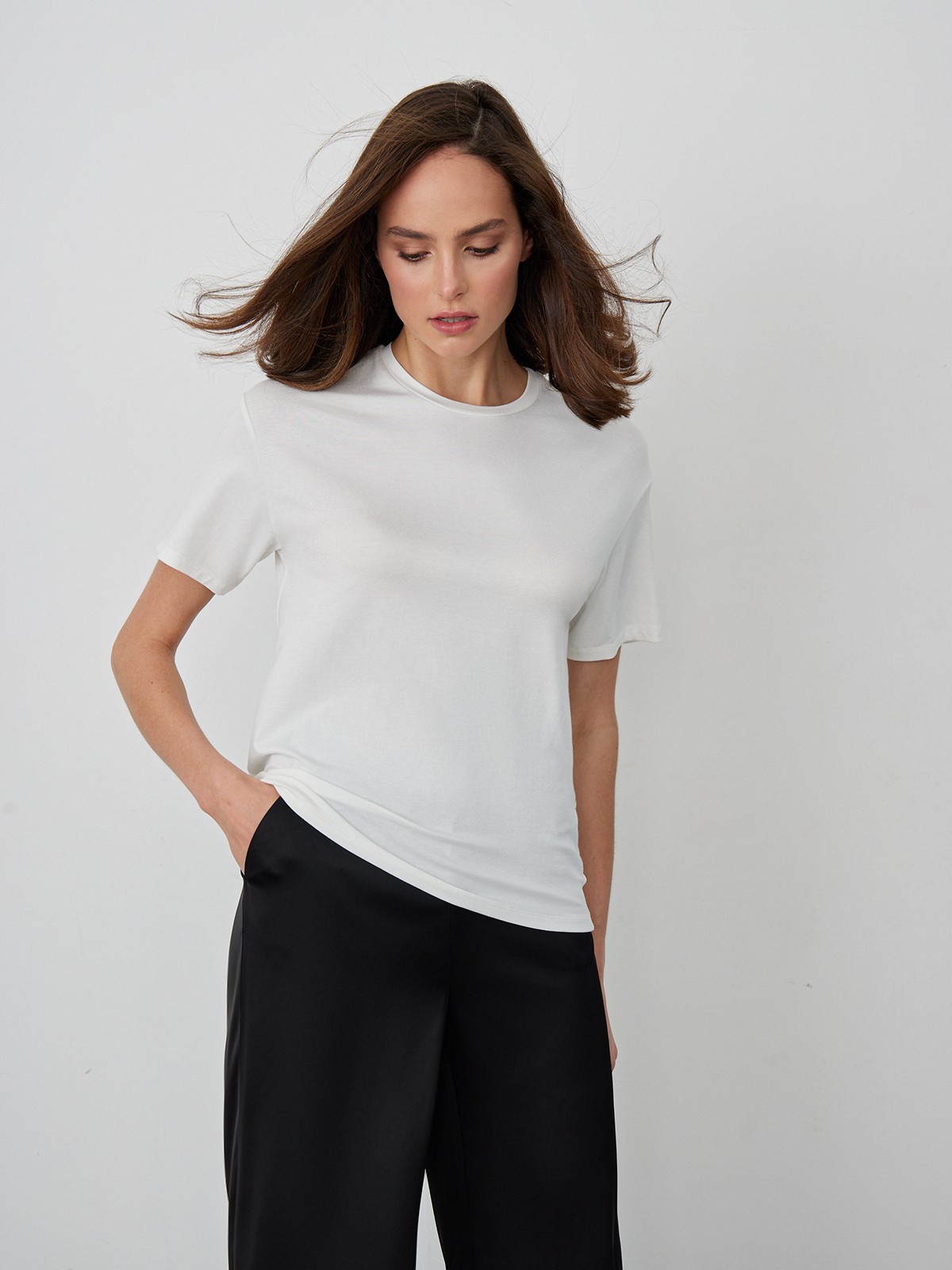 


Футболка из вискозы - отличная альтернатива базовым хлопковым вариантам. Нежная к прикосновению, она не ощущается на коже и придает образу лоска. Носите в сочетании с контрастными брюками, шортами бермудами или юбкой.

На модели размер XS