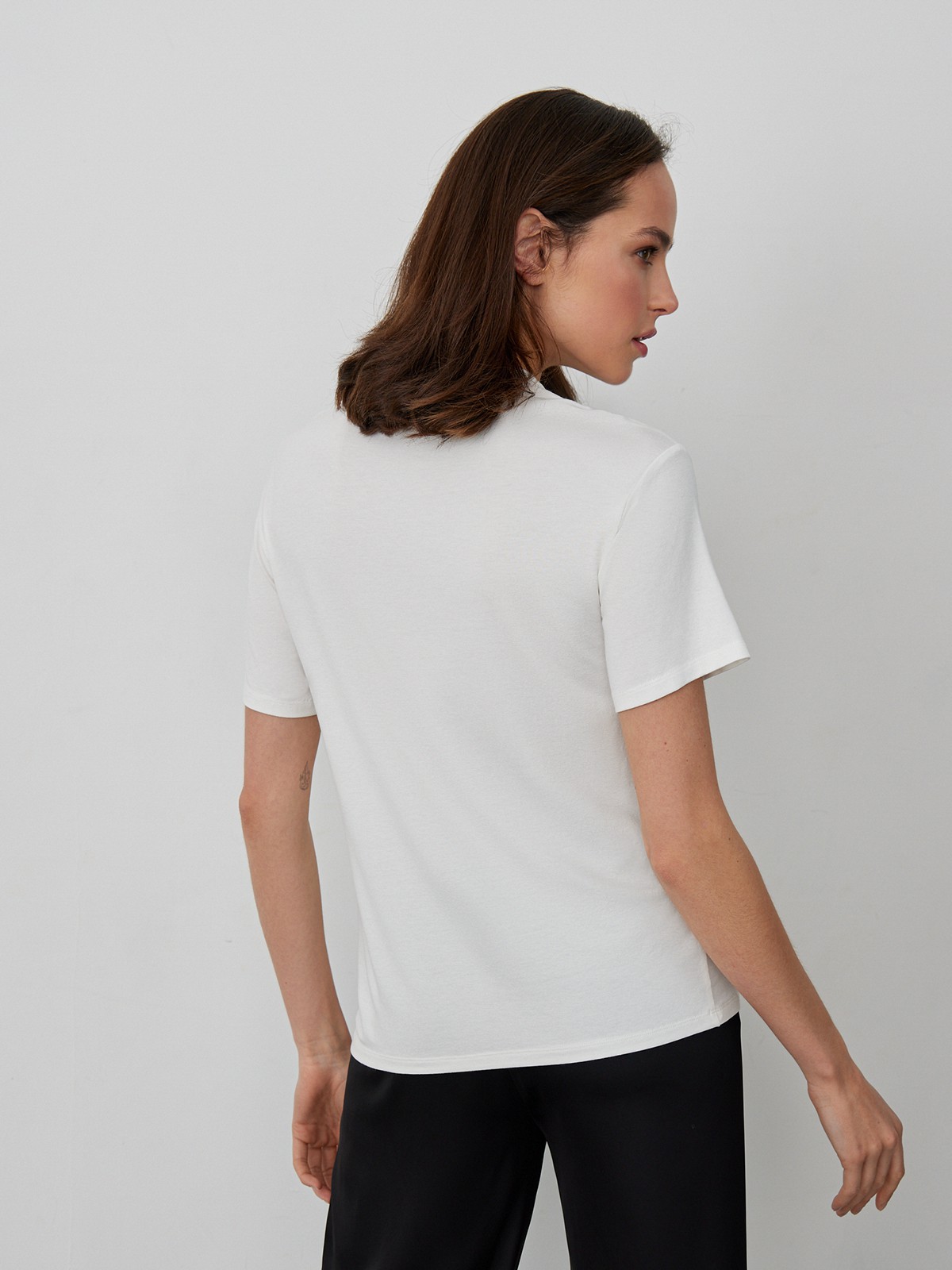 


Футболка из вискозы - отличная альтернатива базовым хлопковым вариантам. Нежная к прикосновению, она не ощущается на коже и придает образу лоска. Носите в сочетании с контрастными брюками, шортами бермудами или юбкой.

На модели размер XS