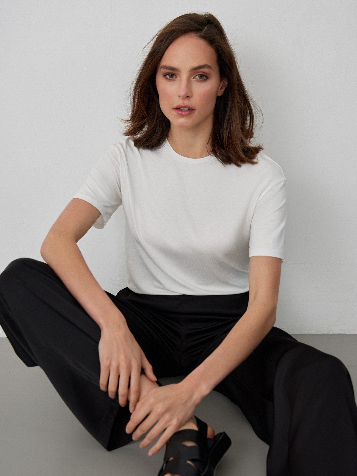 


Футболка из вискозы - отличная альтернатива базовым хлопковым вариантам. Нежная к прикосновению, она не ощущается на коже и придает образу лоска. Носите в сочетании с контрастными брюками, шортами бермудами или юбкой.

На модели размер XS