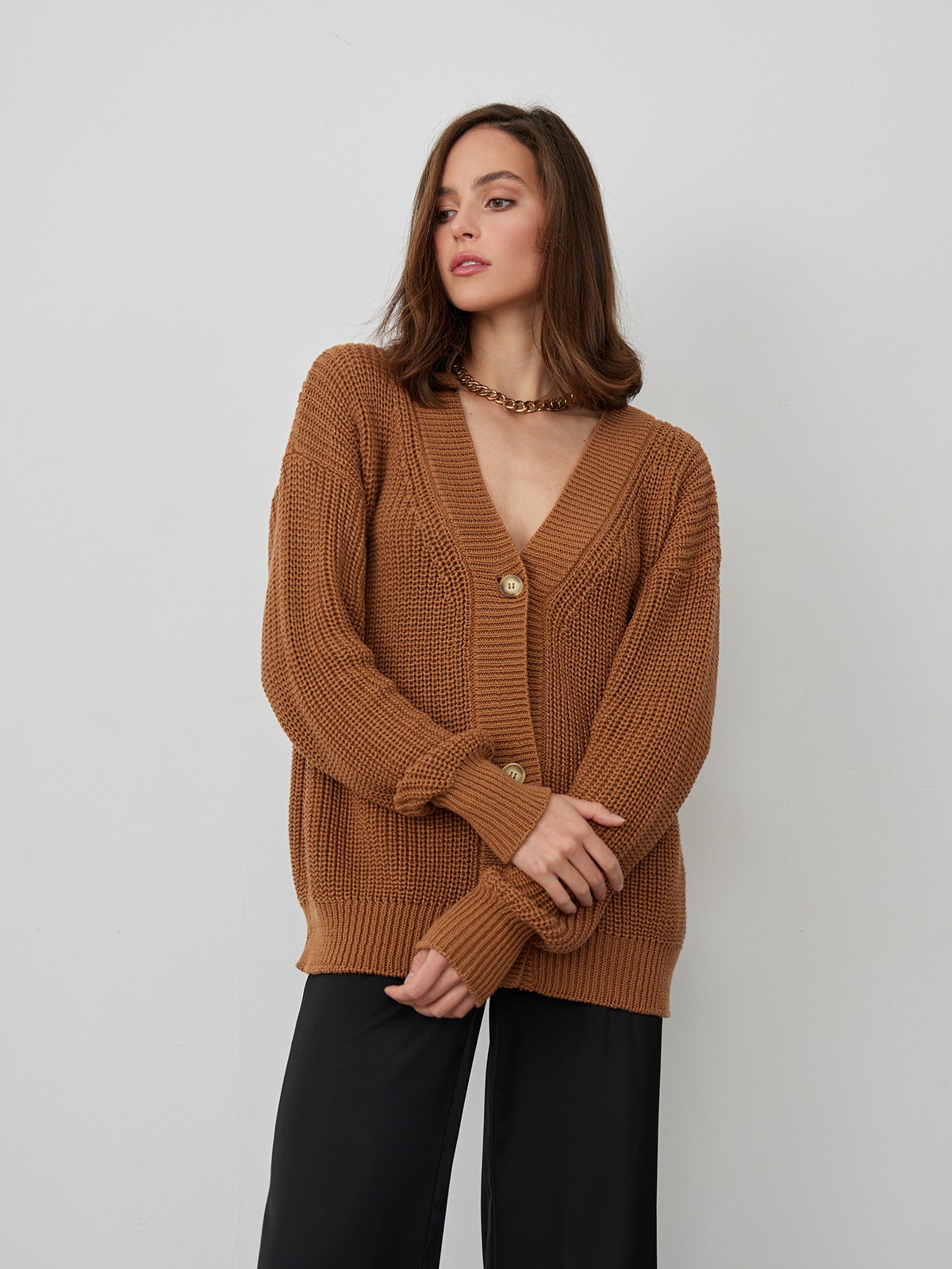 Кардиган oversize с V-образным вырезом и спущенным плечом. Модель дополнена 3 роговыми пуговицами. Дополните теплый и уютный образ бельевым топом или футболкой.

На модели размер one size