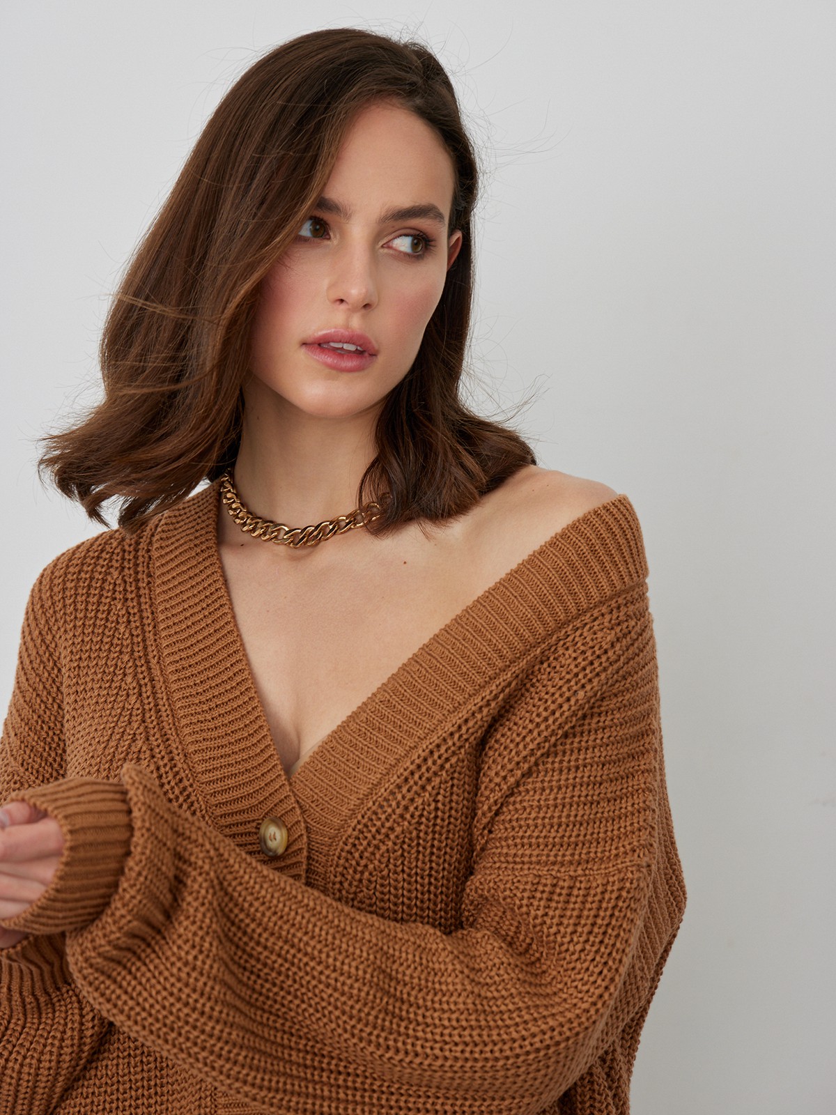 Кардиган oversize с V-образным вырезом и спущенным плечом. Модель дополнена 3 роговыми пуговицами. Дополните теплый и уютный образ бельевым топом или футболкой.

На модели размер one size