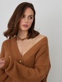 Кардиган oversize с V-образным вырезом и спущенным плечом. Модель дополнена 3 роговыми пуговицами. Дополните теплый и уютный образ бельевым топом или футболкой.

На модели размер one size