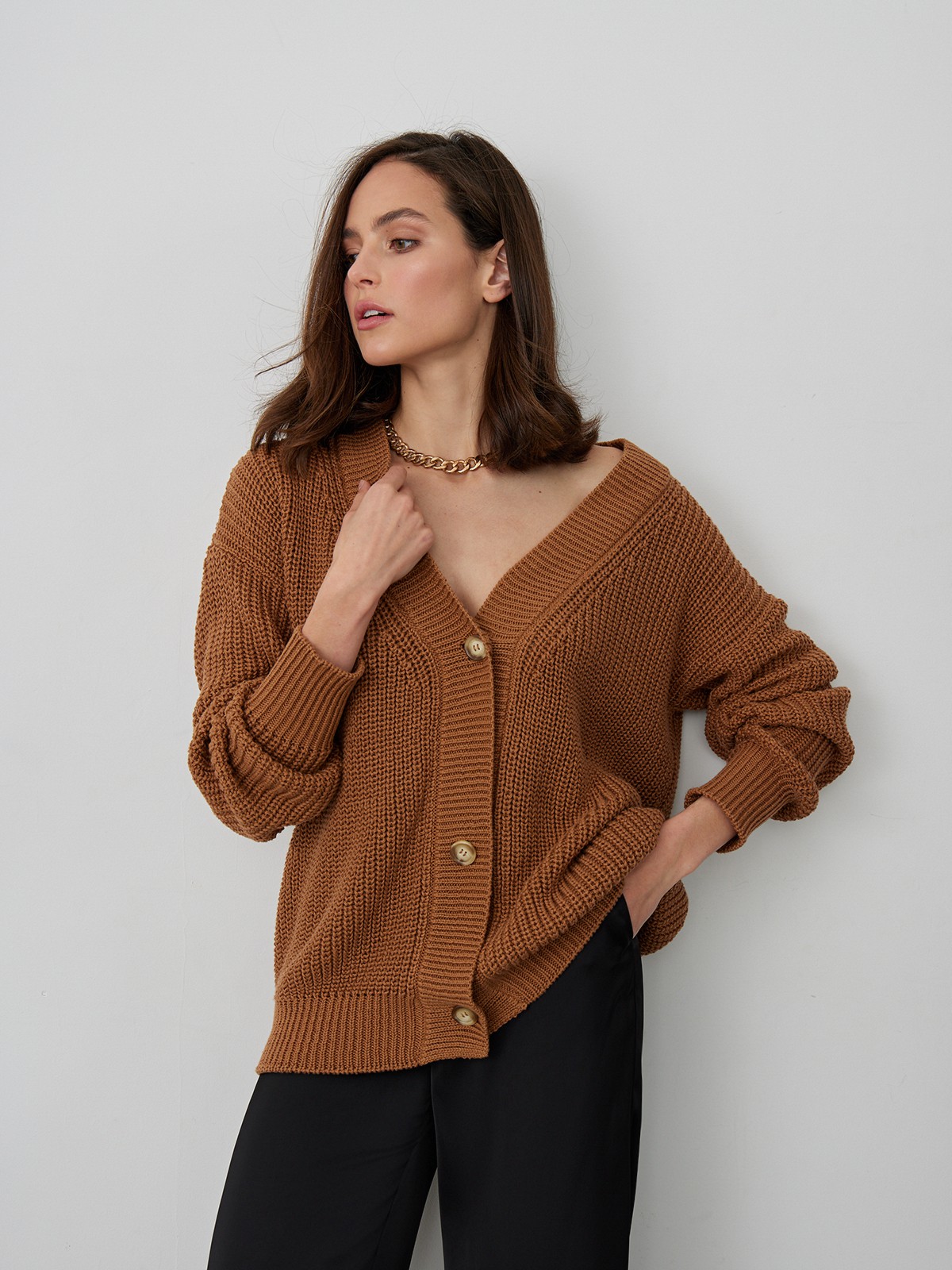 Кардиган oversize с V-образным вырезом и спущенным плечом. Модель дополнена 3 роговыми пуговицами. Дополните теплый и уютный образ бельевым топом или футболкой.

На модели размер one size