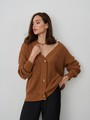 Кардиган oversize с V-образным вырезом и спущенным плечом. Модель дополнена 3 роговыми пуговицами. Дополните теплый и уютный образ бельевым топом или футболкой.

На модели размер one size