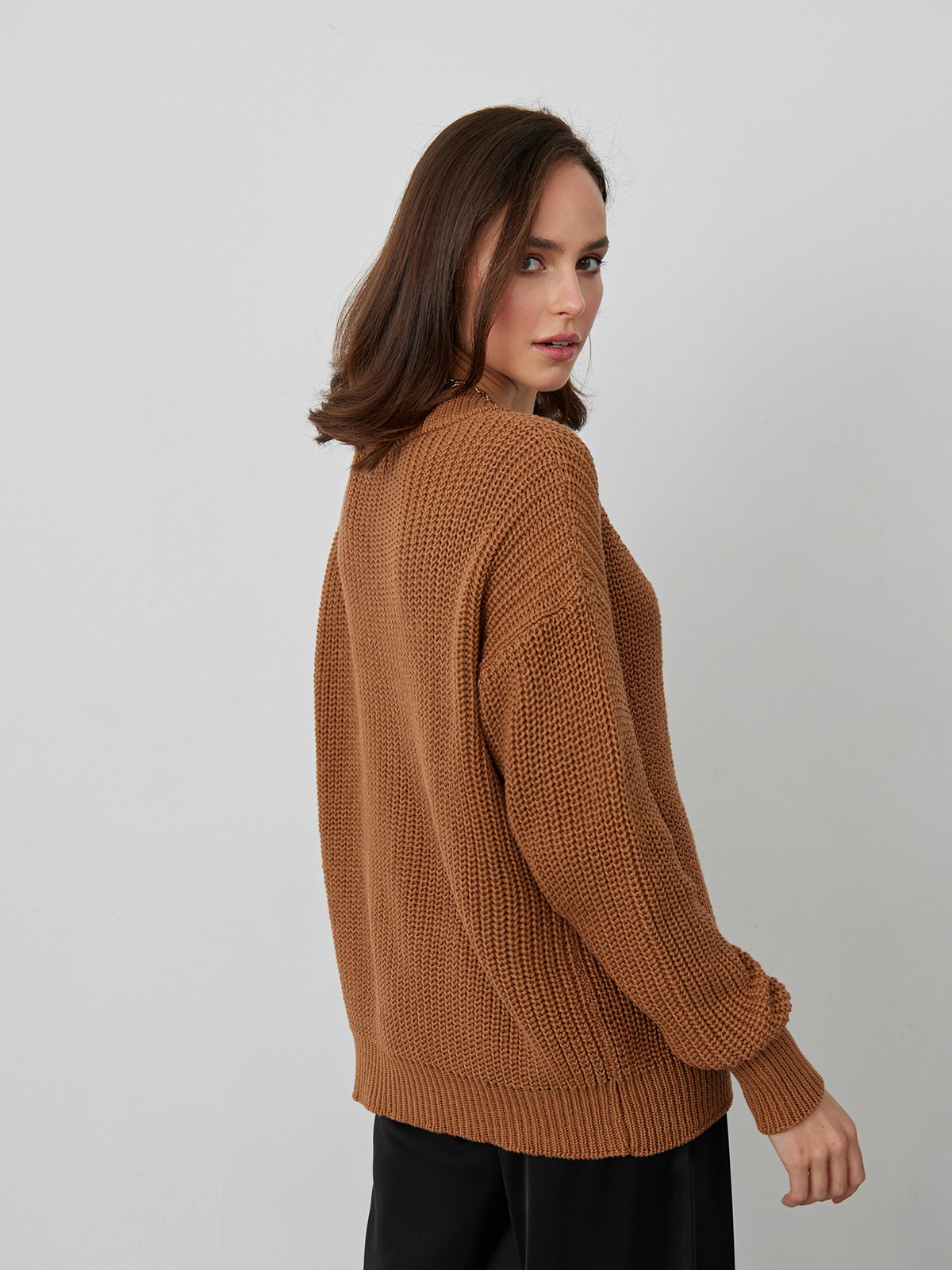 Кардиган oversize с V-образным вырезом и спущенным плечом. Модель дополнена 3 роговыми пуговицами. Дополните теплый и уютный образ бельевым топом или футболкой.

На модели размер one size