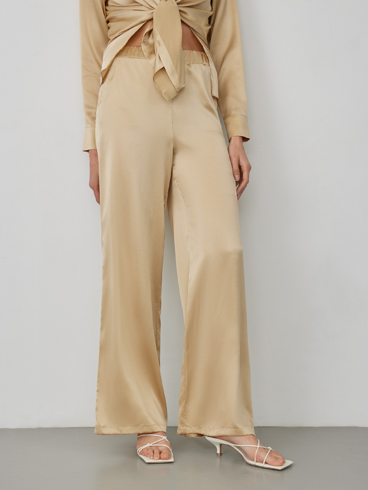 Широкие брюки из шелка, цвет: кэмел Allweneed
Брюки широкого пижамного кроя выполнены из натурального шелка. Эластичная резинка на талии делает их максимально комфортными в ношении. Составьте роскошный образ в дуэте с рубашкой или топом аналогичного или контрастного оттенка, украшениями-цепочками и сандалиями на тонких ремешках.
На модели размер XS