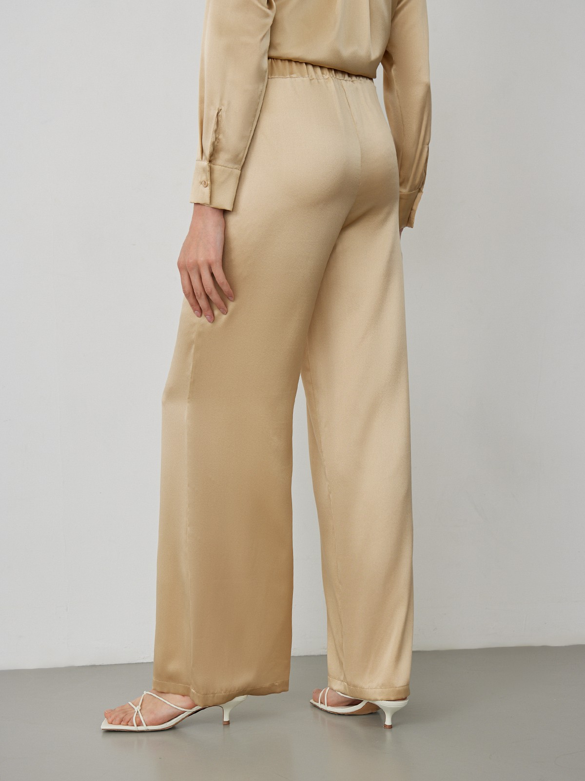 Широкие брюки из шелка, цвет: кэмел Allweneed
Брюки широкого пижамного кроя выполнены из натурального шелка. Эластичная резинка на талии делает их максимально комфортными в ношении. Составьте роскошный образ в дуэте с рубашкой или топом аналогичного или контрастного оттенка, украшениями-цепочками и сандалиями на тонких ремешках.
На модели размер XS