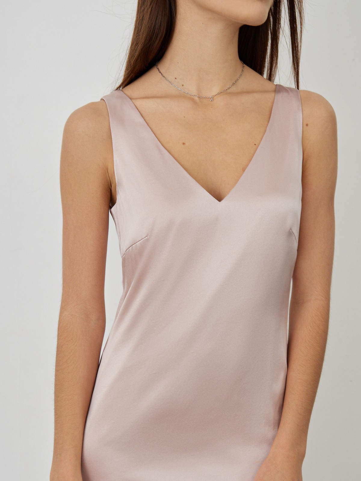 


Лаконичное платье из натурального шелка в стиле минимализма 90-х. V-образный вырез служит ключевым дизайн-элементов. Не перегружайте образ большим количество деталей: грубых сандалий или невесомых босоножек будет достаточно.

На модели размер XS