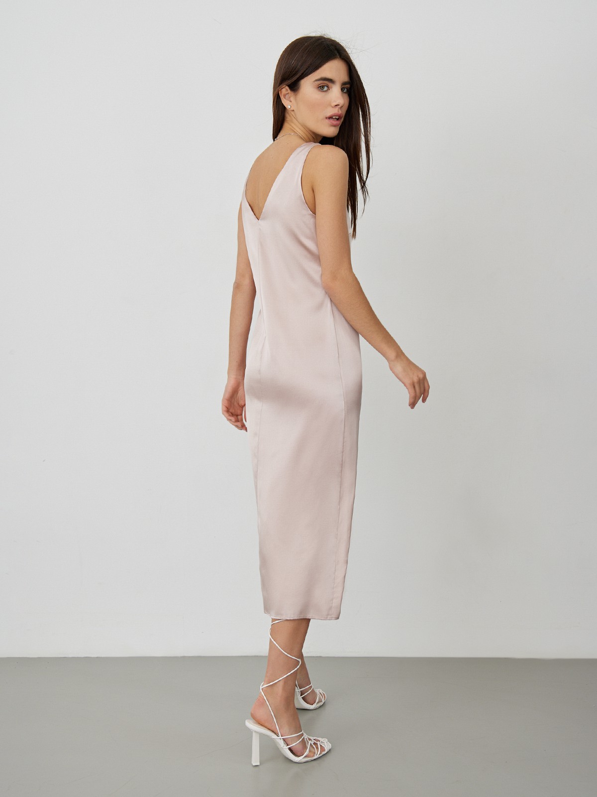 


Лаконичное платье из натурального шелка в стиле минимализма 90-х. V-образный вырез служит ключевым дизайн-элементов. Не перегружайте образ большим количество деталей: грубых сандалий или невесомых босоножек будет достаточно.

На модели размер XS