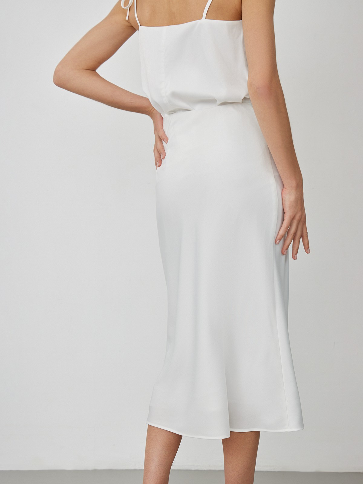 Юбка миди на резинке, цвет: белый Allweneed Юбка миди -вещь-инвестиция. Универсальный силуэт подчернет достоинства фигуры и будет отлично сочетаться с однотонным или контрастным кроп-топом, oversize кардиганом или укороченной рубашкой.
На модели размер XS