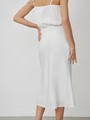 Юбка миди на резинке, цвет: белый Allweneed Юбка миди -вещь-инвестиция. Универсальный силуэт подчернет достоинства фигуры и будет отлично сочетаться с однотонным или контрастным кроп-топом, oversize кардиганом или укороченной рубашкой.
На модели размер XS