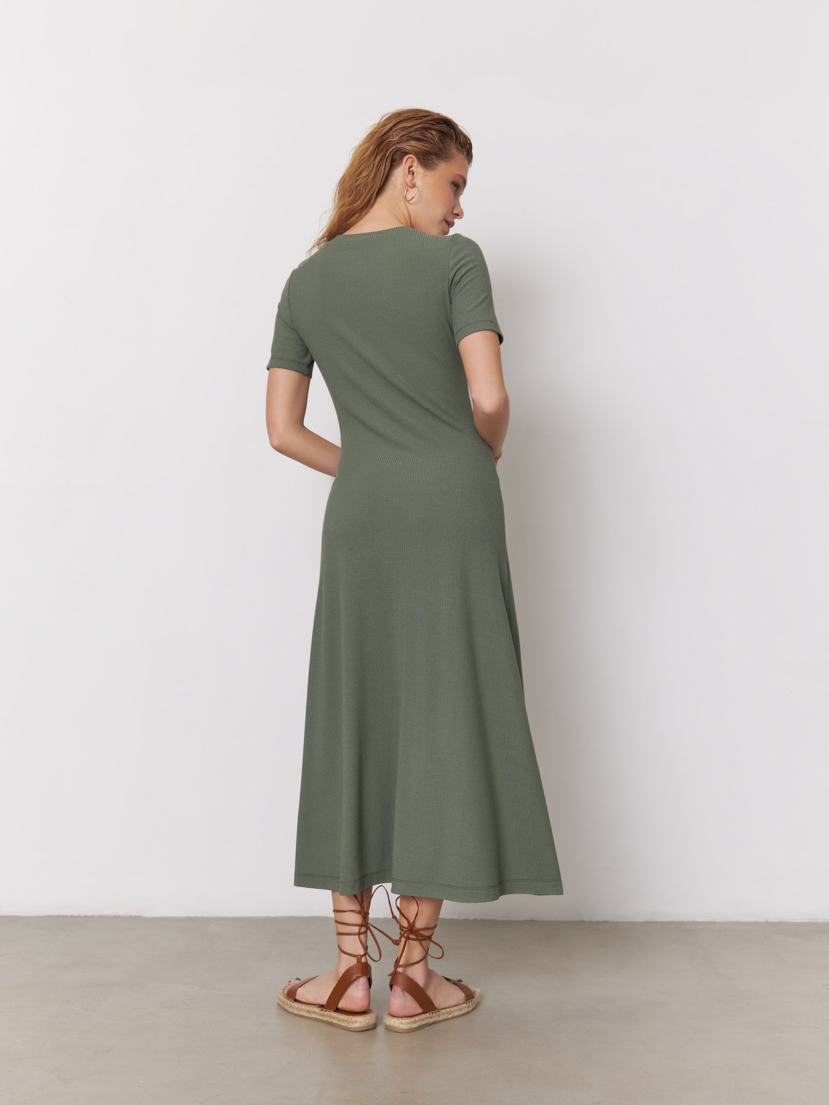 


Трикотажное миди платье с V-образным вырезом и застежкой на пуговицы. Нежнейшая вискоза, изготавливаемая из древесной целлюлозы, придает ткани мягкость и воздухопроницаемость.

На модели размер XS