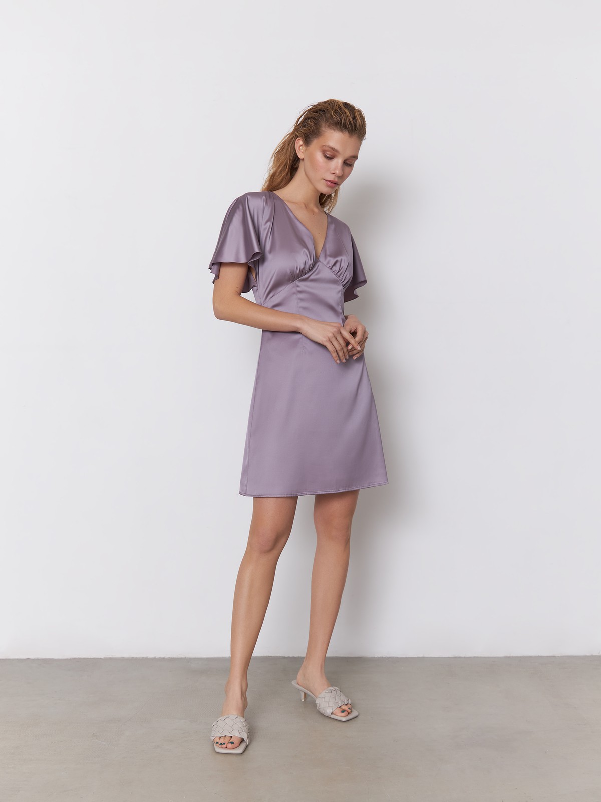 Платье с отрезным лифом и рукавами-крылышками, цвет: сиреневый Allweneed
Платье мини из атласной ткани оформлено юбкой А-силуэта. V-образный вырез с мягкими сборками по линии декольте и рукава-крылышки добавляют модели дополнительной нежности.
На модели размер XS