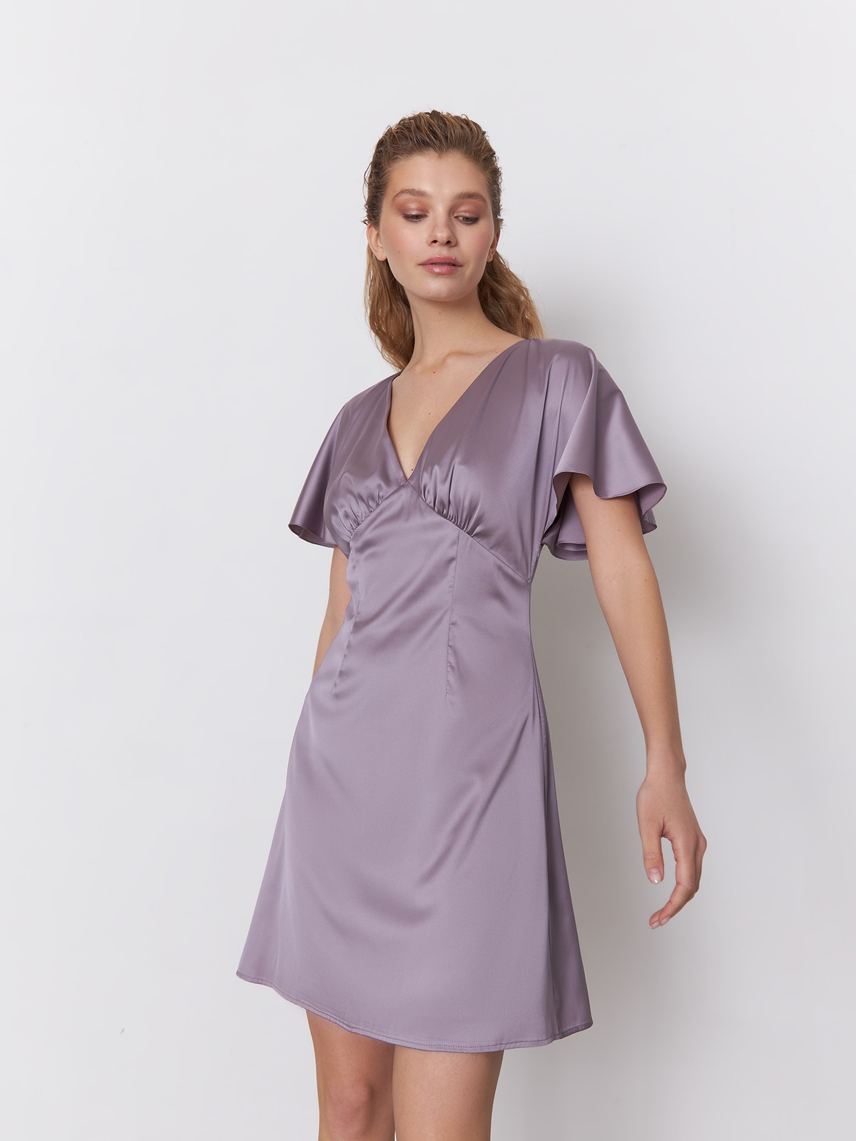Платье с отрезным лифом и рукавами-крылышками, цвет: сиреневый Allweneed
Платье мини из атласной ткани оформлено юбкой А-силуэта. V-образный вырез с мягкими сборками по линии декольте и рукава-крылышки добавляют модели дополнительной нежности.
На модели размер XS