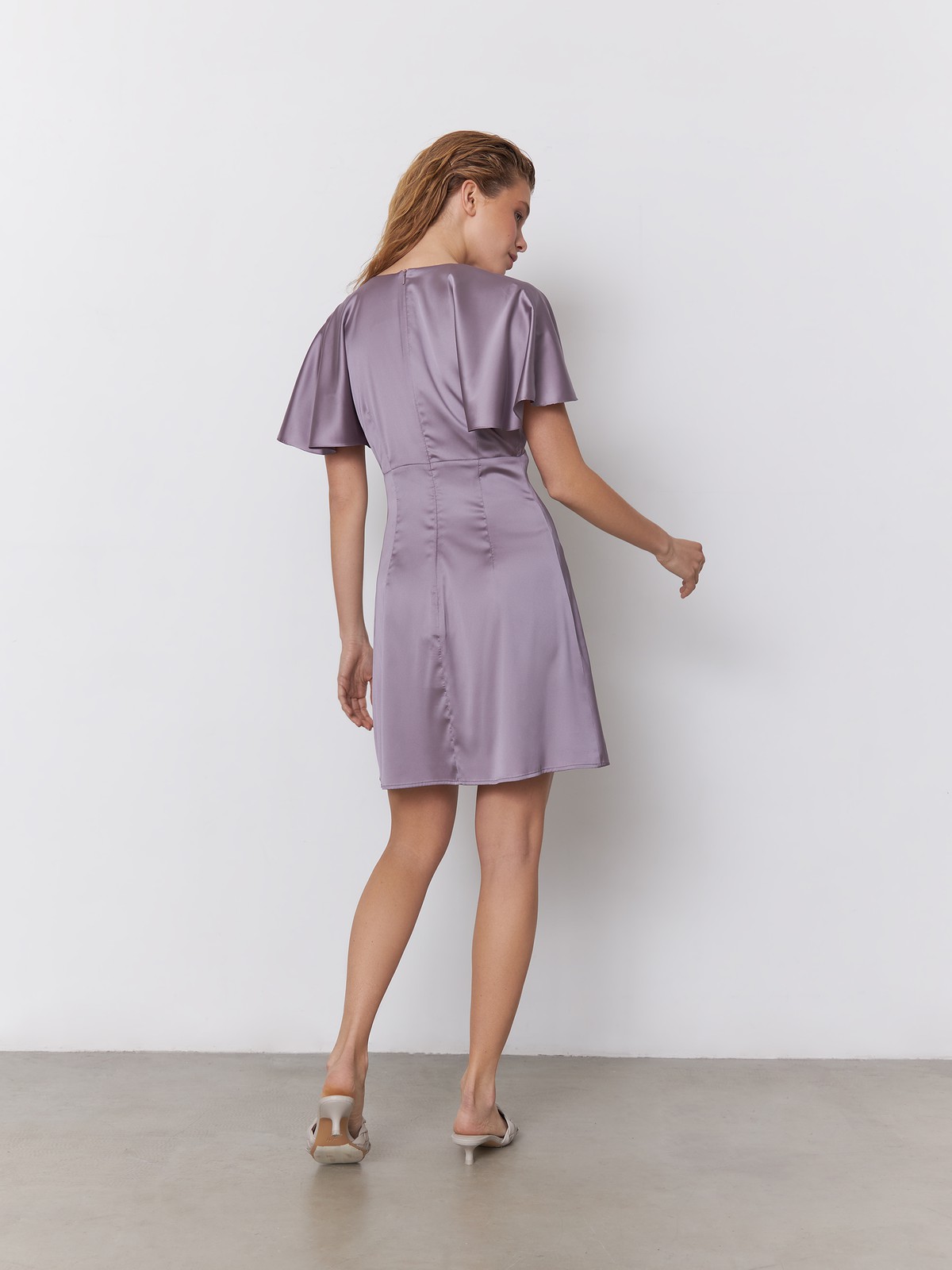 Платье с отрезным лифом и рукавами-крылышками, цвет: сиреневый Allweneed
Платье мини из атласной ткани оформлено юбкой А-силуэта. V-образный вырез с мягкими сборками по линии декольте и рукава-крылышки добавляют модели дополнительной нежности.
На модели размер XS