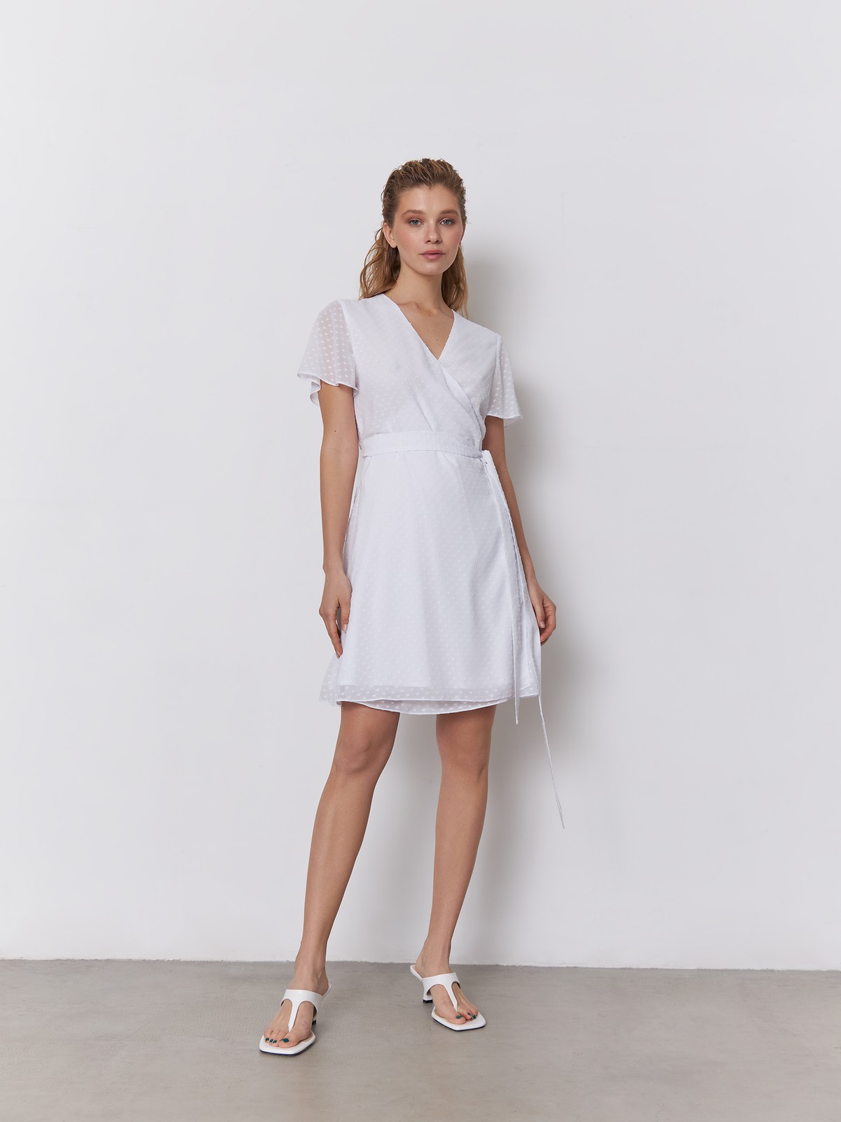 Платье мини, цвет: белый Allweneed
Утонченное мини платье с драпировкой на запах из многослойной ткани: матовой и прозрачной в крапинку. Рукава-крылышки акцентируют линию плеч, а мягкий пояс - талию. Дополните образ лаконичными украшениями.
На модели размер XS