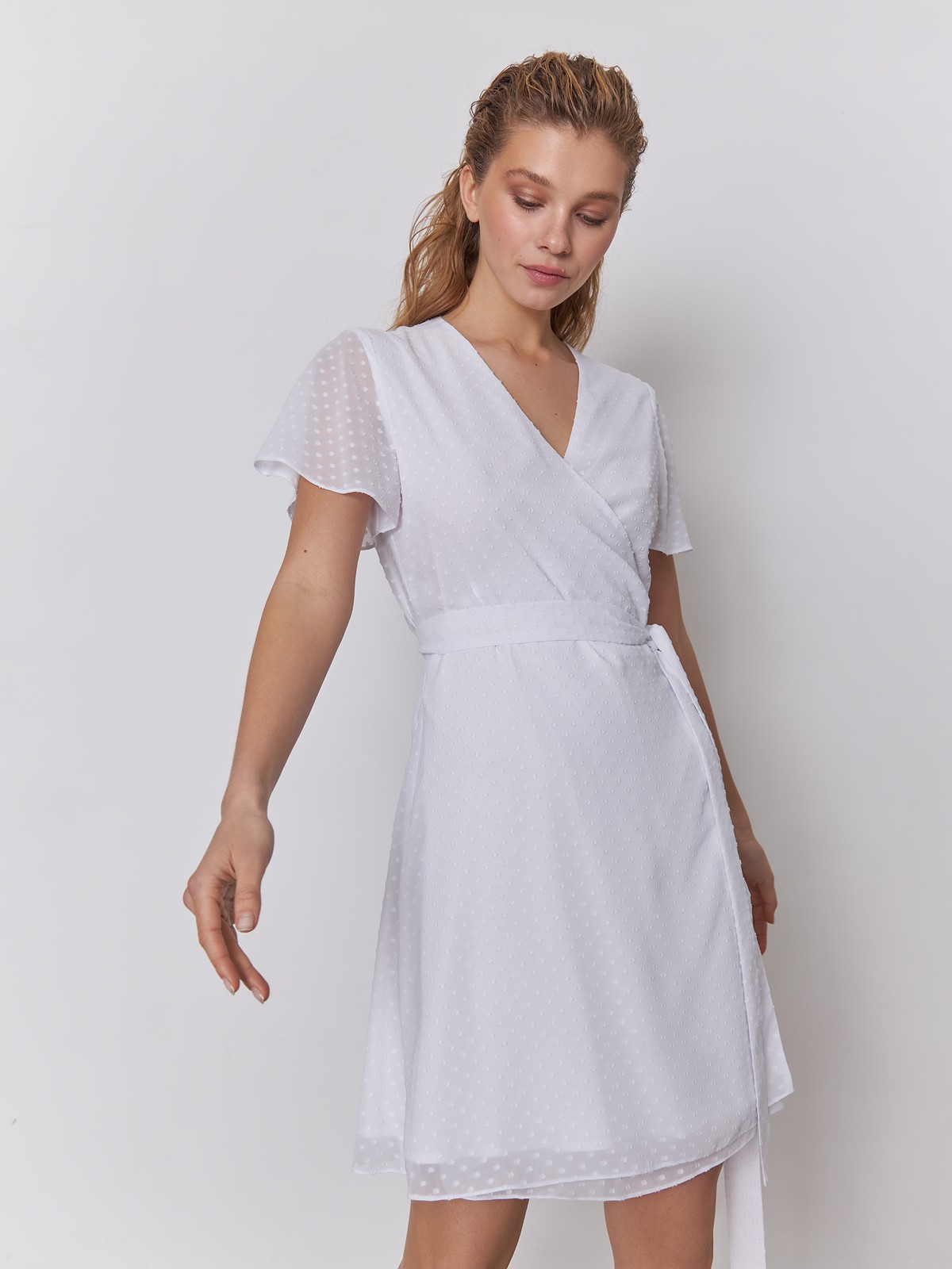 Платье мини, цвет: белый Allweneed
Утонченное мини платье с драпировкой на запах из многослойной ткани: матовой и прозрачной в крапинку. Рукава-крылышки акцентируют линию плеч, а мягкий пояс - талию. Дополните образ лаконичными украшениями.
На модели размер XS
