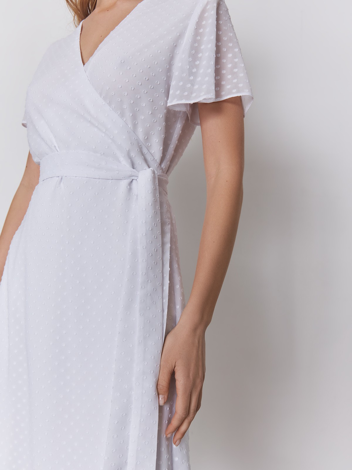 Платье мини, цвет: белый Allweneed
Утонченное мини платье с драпировкой на запах из многослойной ткани: матовой и прозрачной в крапинку. Рукава-крылышки акцентируют линию плеч, а мягкий пояс - талию. Дополните образ лаконичными украшениями.
На модели размер XS