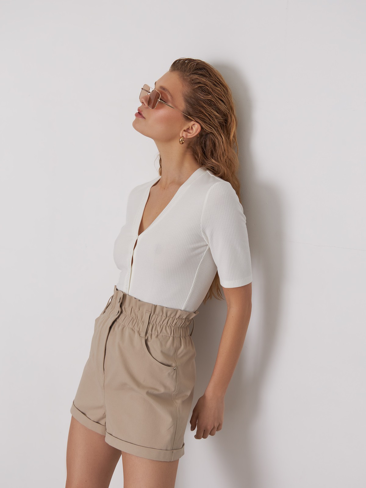 Шорты из денима, цвет: светло-бежевый Allweneed
Шорты из денима с высокой посадкой подчеркивают талию благодаря мелким сборками и резинке. Эта модель замечательно впишется в образ в стиле сафари. Дополните ее трикотажным топом или футболкой-поло.
На модели размер XS