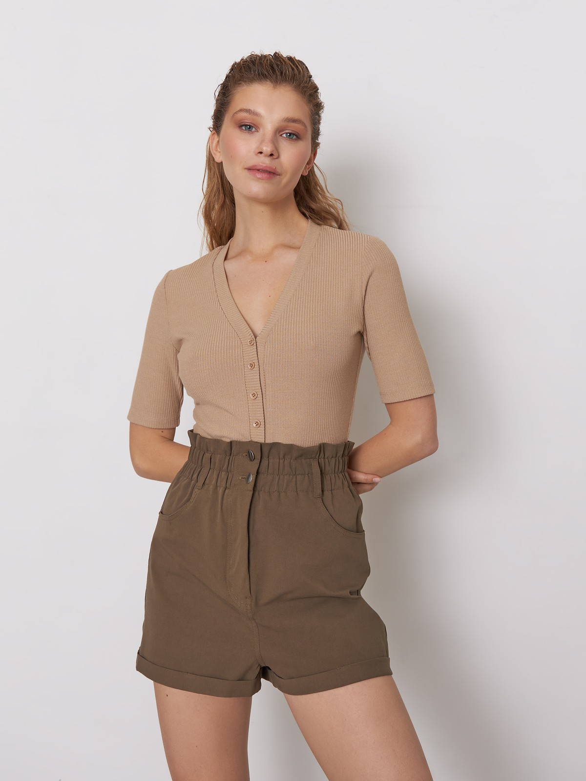 


Шорты из денима с высокой посадкой подчеркивают талию благодаря мелким сборками и резинке. Эта модель замечательно впишется в образ в стиле сафари. Дополните ее трикотажным топом или футболкой-поло.

На модели размер XS