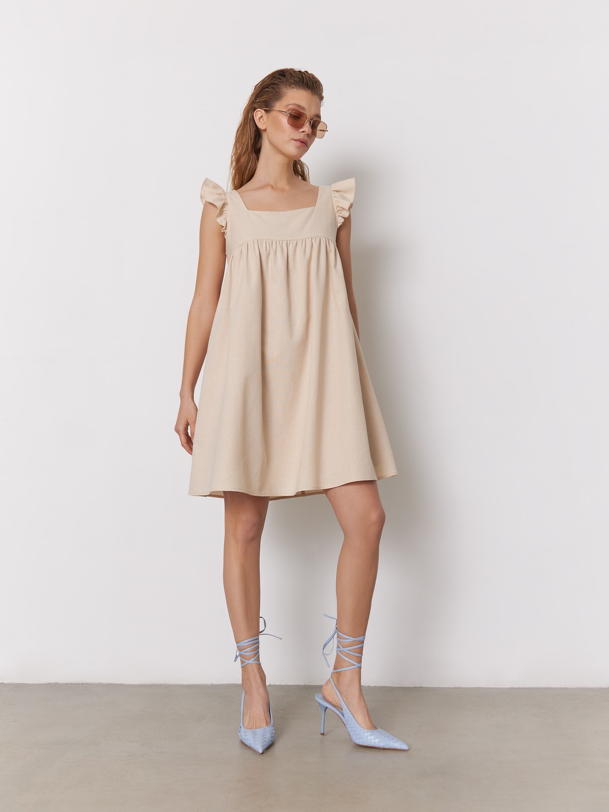 Платье мини , цвет: светло-бежевый Allweneed
Платье в стиле baby doll мини длины оформлено рукавами-крылышками. Модель без застежек
на подкладочной ткани. Ткань идеальна для жаркого лета: дышит, создает ощущение легкости и приятна к телу. Создайте воздушный женственный образ в дуэте с аксессуарами: босоножками, фигурной сумкой и украшениями в золотистой-бежевой гамме.
На модели размер XS