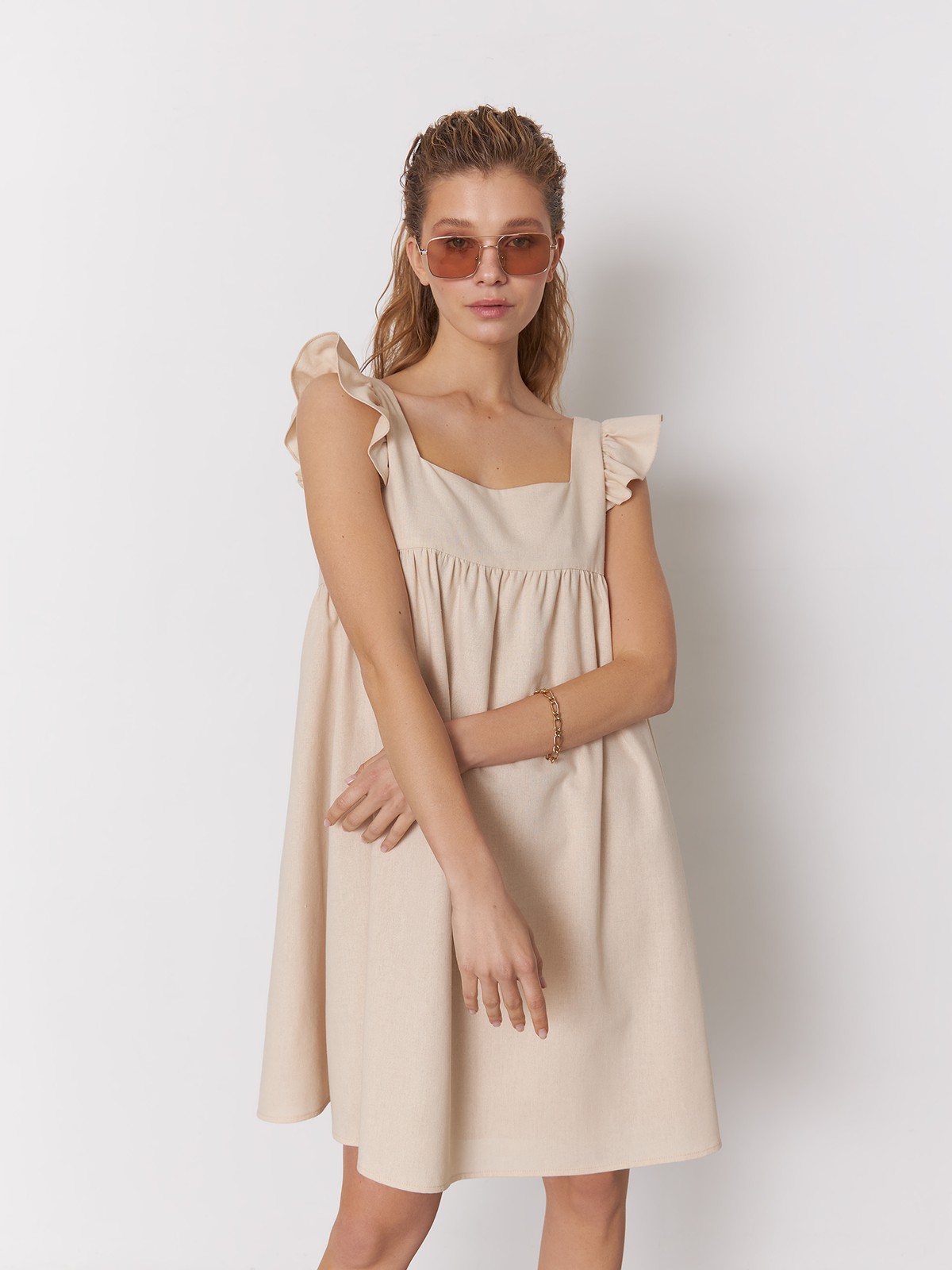 Платье мини , цвет: светло-бежевый Allweneed
Платье в стиле baby doll мини длины оформлено рукавами-крылышками. Модель без застежек
на подкладочной ткани. Ткань идеальна для жаркого лета: дышит, создает ощущение легкости и приятна к телу. Создайте воздушный женственный образ в дуэте с аксессуарами: босоножками, фигурной сумкой и украшениями в золотистой-бежевой гамме.
На модели размер XS