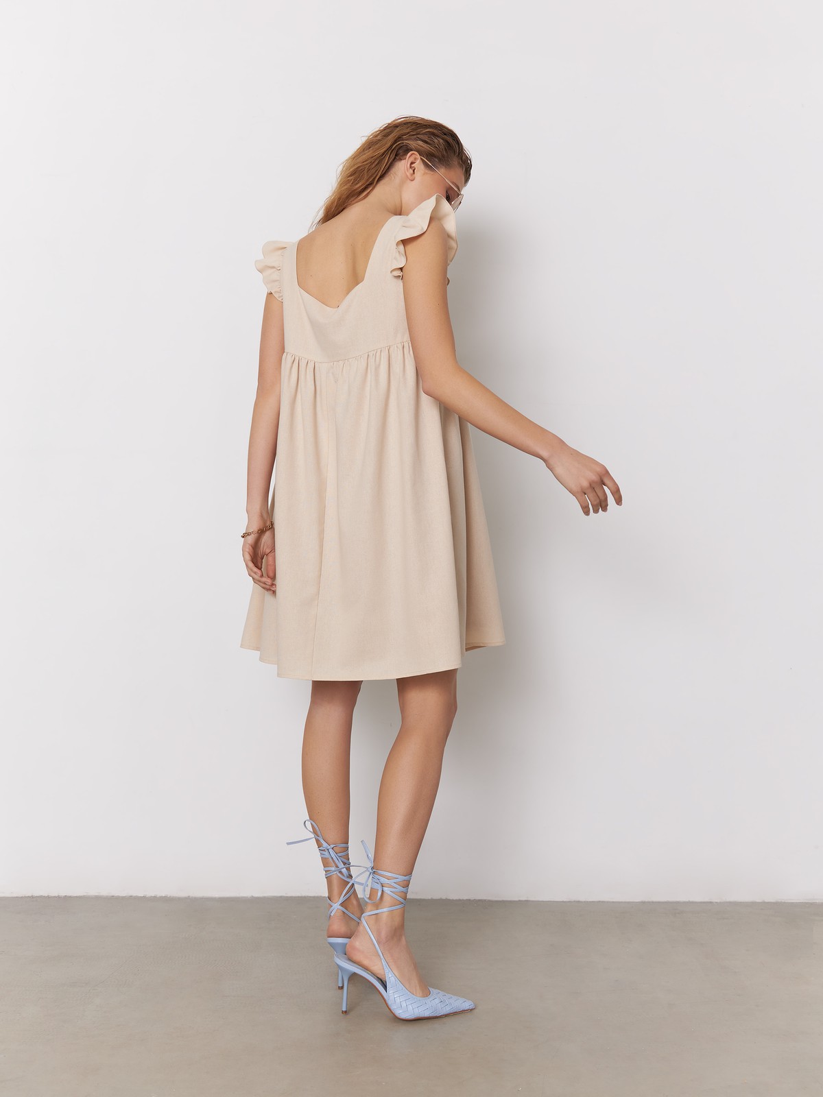 Платье мини , цвет: светло-бежевый Allweneed
Платье в стиле baby doll мини длины оформлено рукавами-крылышками. Модель без застежек
на подкладочной ткани. Ткань идеальна для жаркого лета: дышит, создает ощущение легкости и приятна к телу. Создайте воздушный женственный образ в дуэте с аксессуарами: босоножками, фигурной сумкой и украшениями в золотистой-бежевой гамме.
На модели размер XS