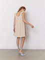 Платье мини , цвет: светло-бежевый Allweneed
Платье в стиле baby doll мини длины оформлено рукавами-крылышками. Модель без застежек
на подкладочной ткани. Ткань идеальна для жаркого лета: дышит, создает ощущение легкости и приятна к телу. Создайте воздушный женственный образ в дуэте с аксессуарами: босоножками, фигурной сумкой и украшениями в золотистой-бежевой гамме.
На модели размер XS