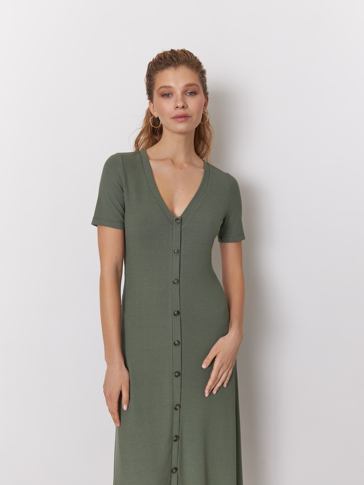 


Трикотажное миди платье с V-образным вырезом и застежкой на пуговицы. Нежнейшая вискоза, изготавливаемая из древесной целлюлозы, придает ткани мягкость и воздухопроницаемость.

На модели размер XS