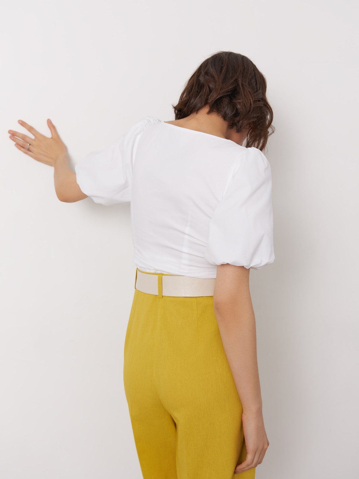 




Топ с V-декольте, объемными рукавами и мелкими сборками по центру. Подкладка из 100% вискозы. Он легко дополнит практически любой образ из сезонной коллекции.

На модели размер XS