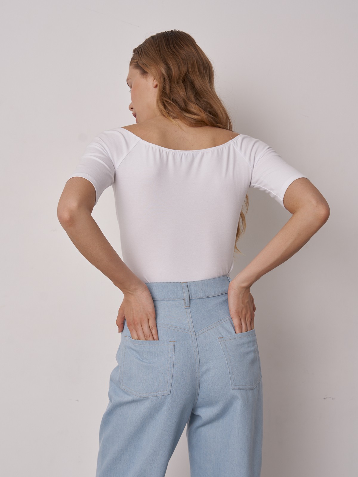 Трикотажный топ с открытыми плечами, цвет: белый Allweneed Топ с открытыми плечами. Выполнен из мягкого хлопка с добавлением эластана, который делает изделие более эластичным и долговечным. Для создания комфортных образов с юбками, джинсами или брюками.
На модели размер XS