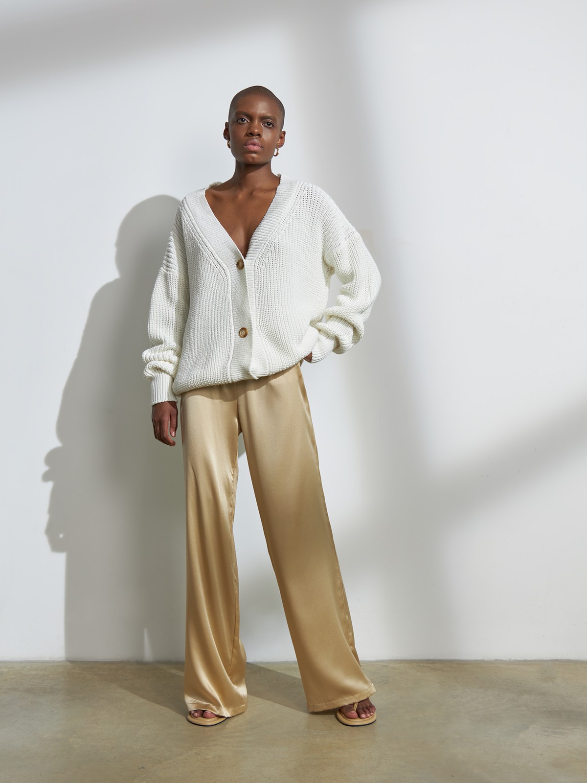 Кардиган трикотажный на пуговицах, цвет: белый Allweneed Кардиган oversize с V-образным вырезом и спущенным плечом. Модель дополнена 3 роговыми пуговицами. Дополните теплый и уютный образ бельевым топом или футболкой.
На модели размер one size