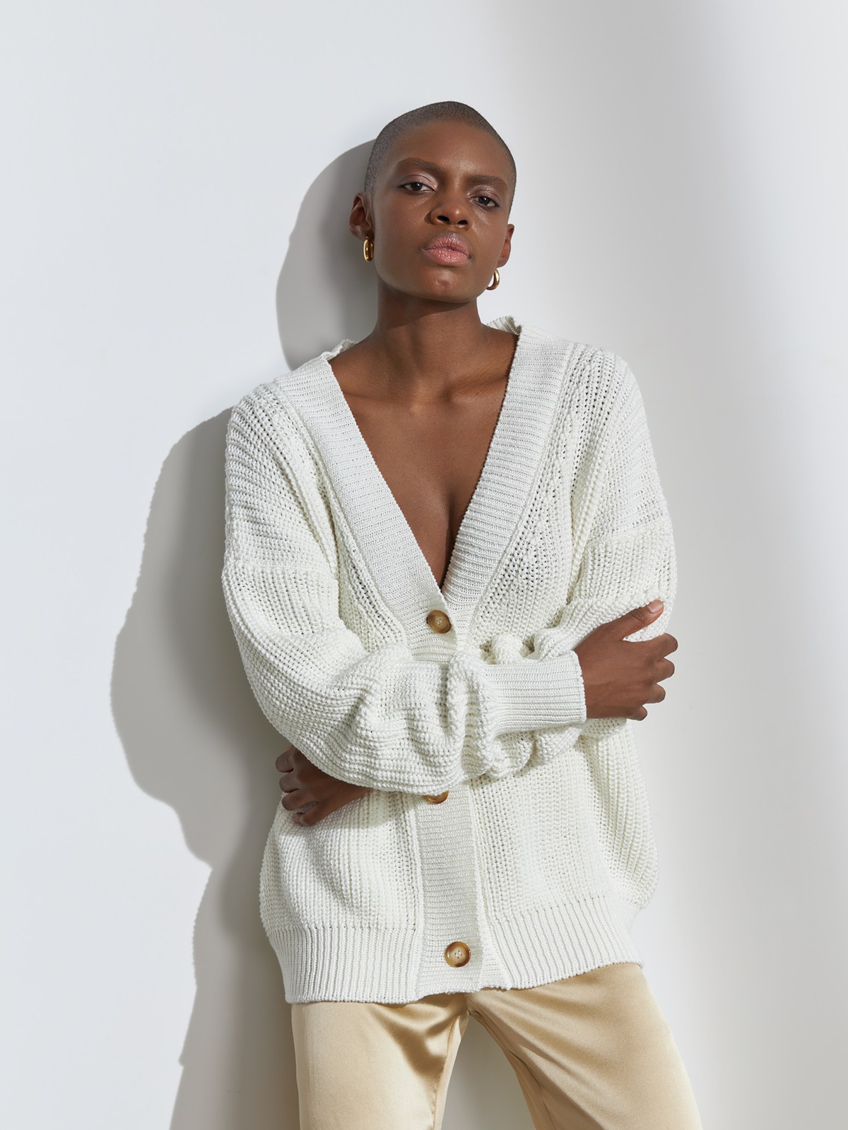 Кардиган трикотажный на пуговицах, цвет: белый Allweneed Кардиган oversize с V-образным вырезом и спущенным плечом. Модель дополнена 3 роговыми пуговицами. Дополните теплый и уютный образ бельевым топом или футболкой.
На модели размер one size