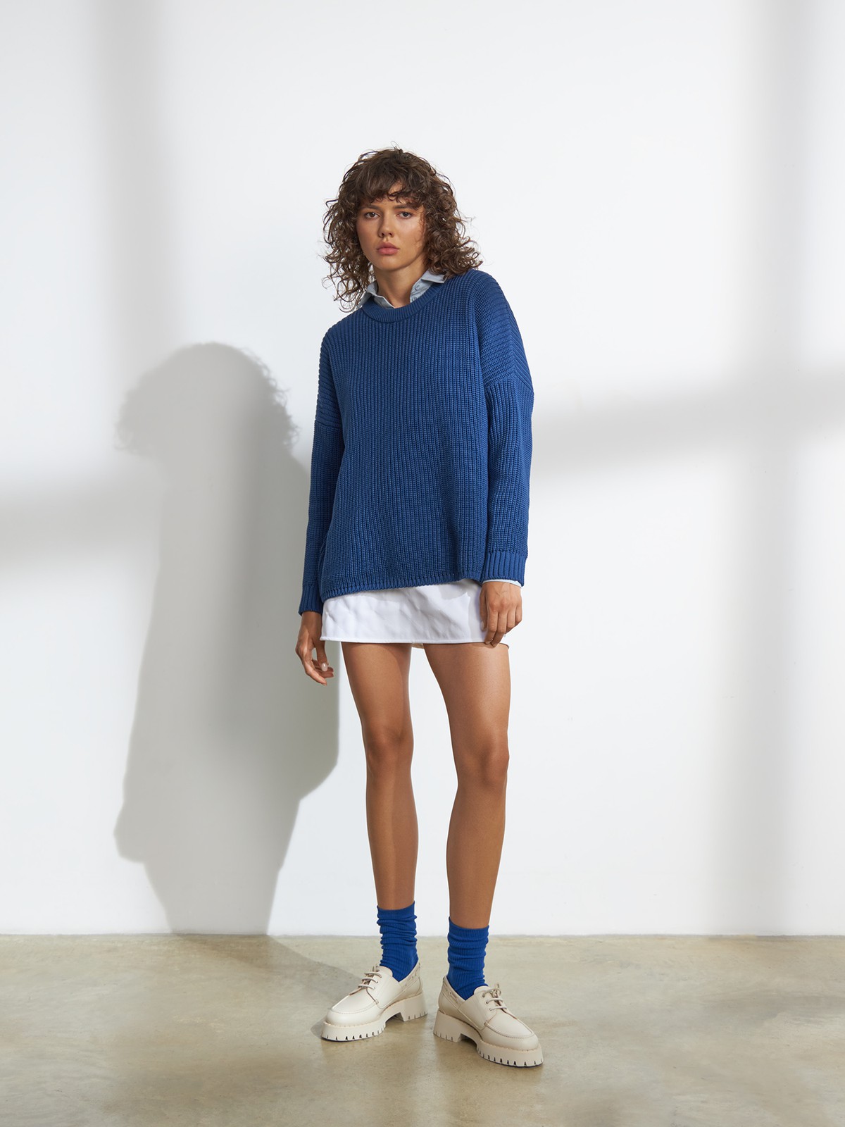 Свитер с круглым вырезом, цвет: серо-синий Allweneed Хлопковый свитер крупной вязки с круглым вырезом. В нем удобно и уютно, его обладательница будет выглядеть как никогда женственно и изящно. Нежный хлопок дышит и позволяет поддерживать оптимальный температурный режим.
На модели размер one size