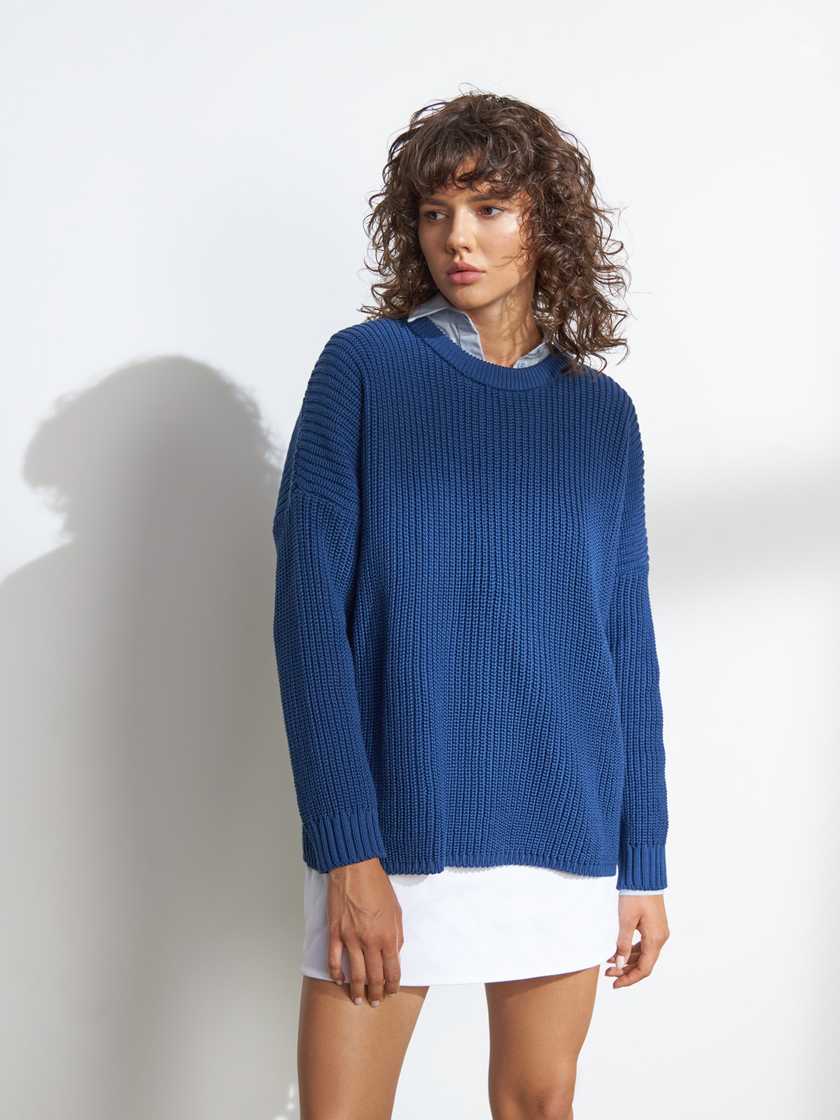 Свитер с круглым вырезом, цвет: серо-синий Allweneed Хлопковый свитер крупной вязки с круглым вырезом. В нем удобно и уютно, его обладательница будет выглядеть как никогда женственно и изящно. Нежный хлопок дышит и позволяет поддерживать оптимальный температурный режим.
На модели размер one size