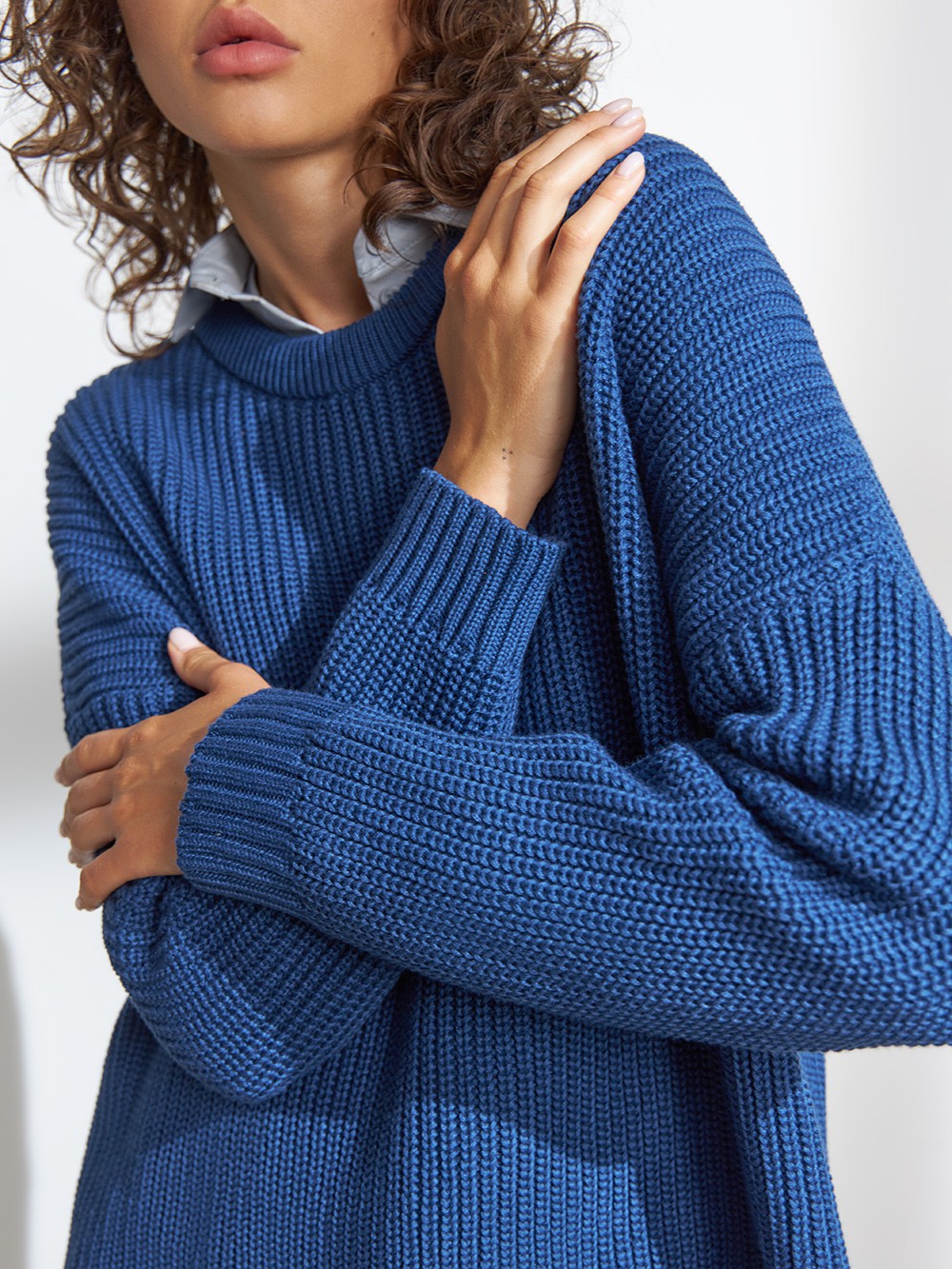 Свитер с круглым вырезом, цвет: серо-синий Allweneed Хлопковый свитер крупной вязки с круглым вырезом. В нем удобно и уютно, его обладательница будет выглядеть как никогда женственно и изящно. Нежный хлопок дышит и позволяет поддерживать оптимальный температурный режим.
На модели размер one size