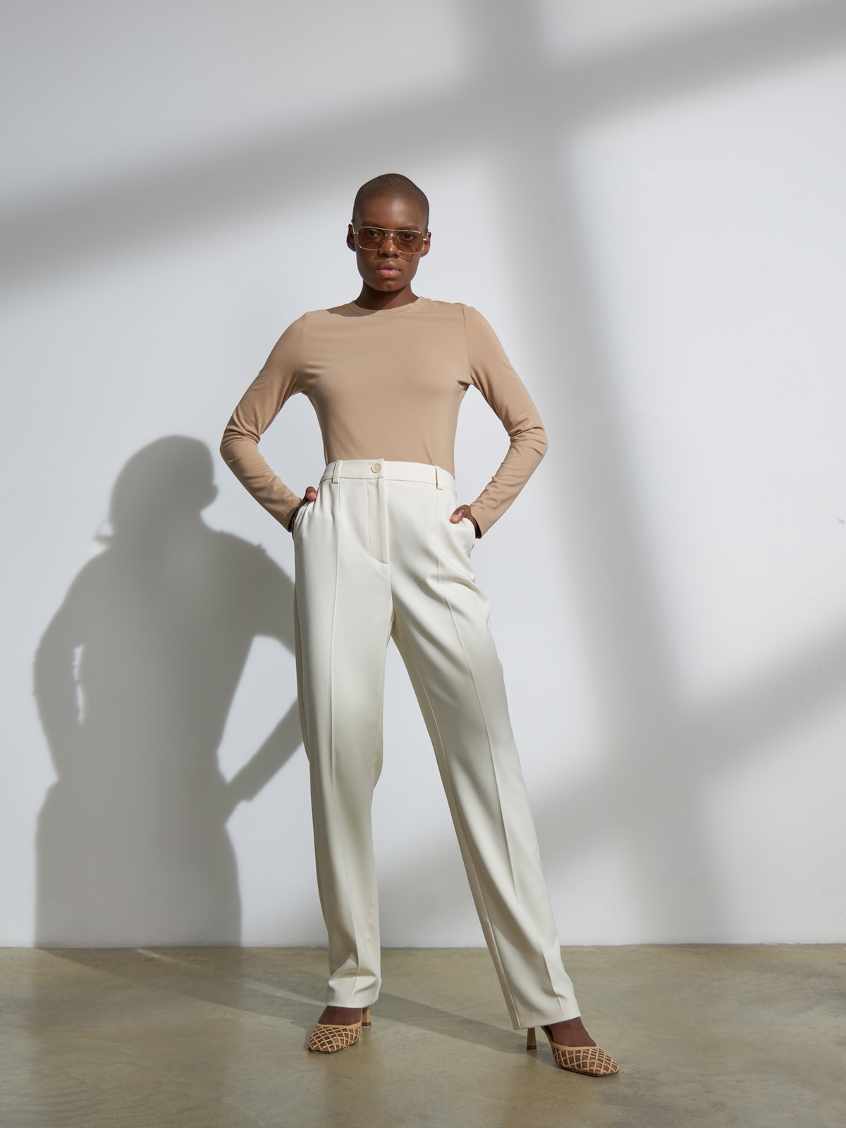 Лонгслив, цвет: бежевый Allweneed
Уютный лонгслив в палитре нейтральных оттенков станет отличным выбором для любого случая: офисного, повседневного или вечернего образа. Выполнен из вискозы в сочетании с нейлоном. Такой материал не мнется и обладает шелковистым блеском, не вытирается и не садится при стирке. Сочетайте с контрастными или вещами в тон для создания актуальных монохромных образов.
На модели размер XS