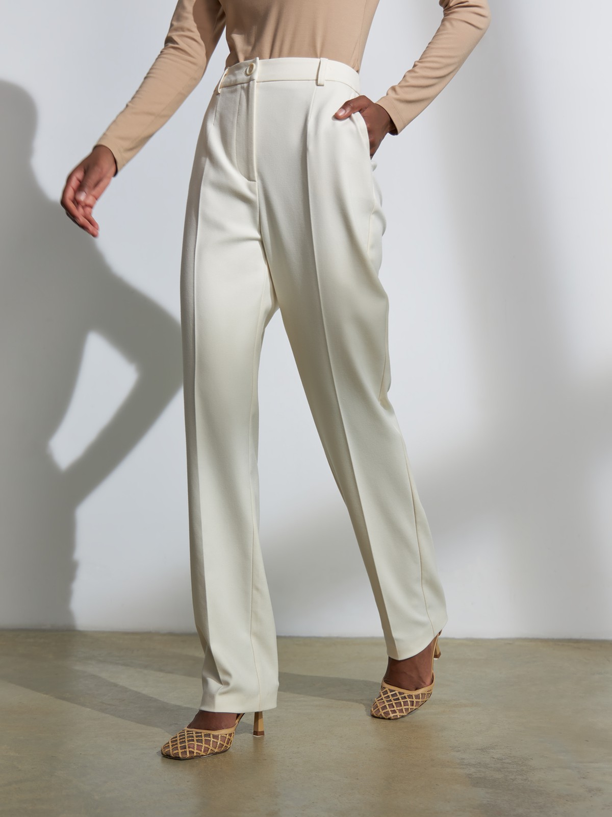 Прямые брюки, цвет: молочный Allweneed
Классические брюки визуально корректируют пропорции благодаря акценту на талии, вертикальным складкам и плавной линии бедер. Носите в сочетании с контрастным или однотонным топом и жакетом в тон.
На модели размер XS