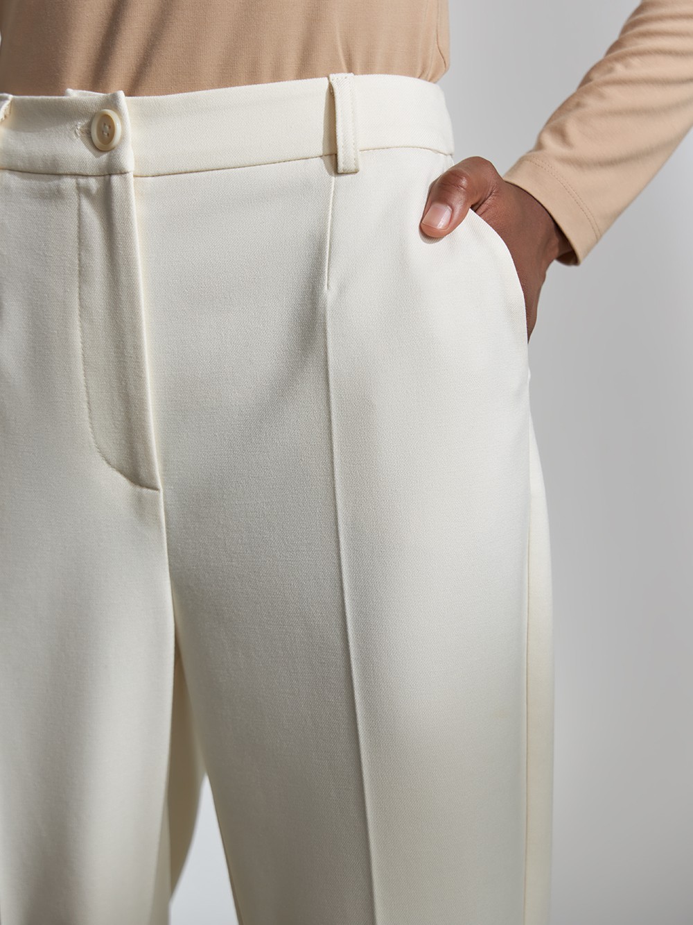Прямые брюки, цвет: молочный Allweneed
Классические брюки визуально корректируют пропорции благодаря акценту на талии, вертикальным складкам и плавной линии бедер. Носите в сочетании с контрастным или однотонным топом и жакетом в тон.
На модели размер XS