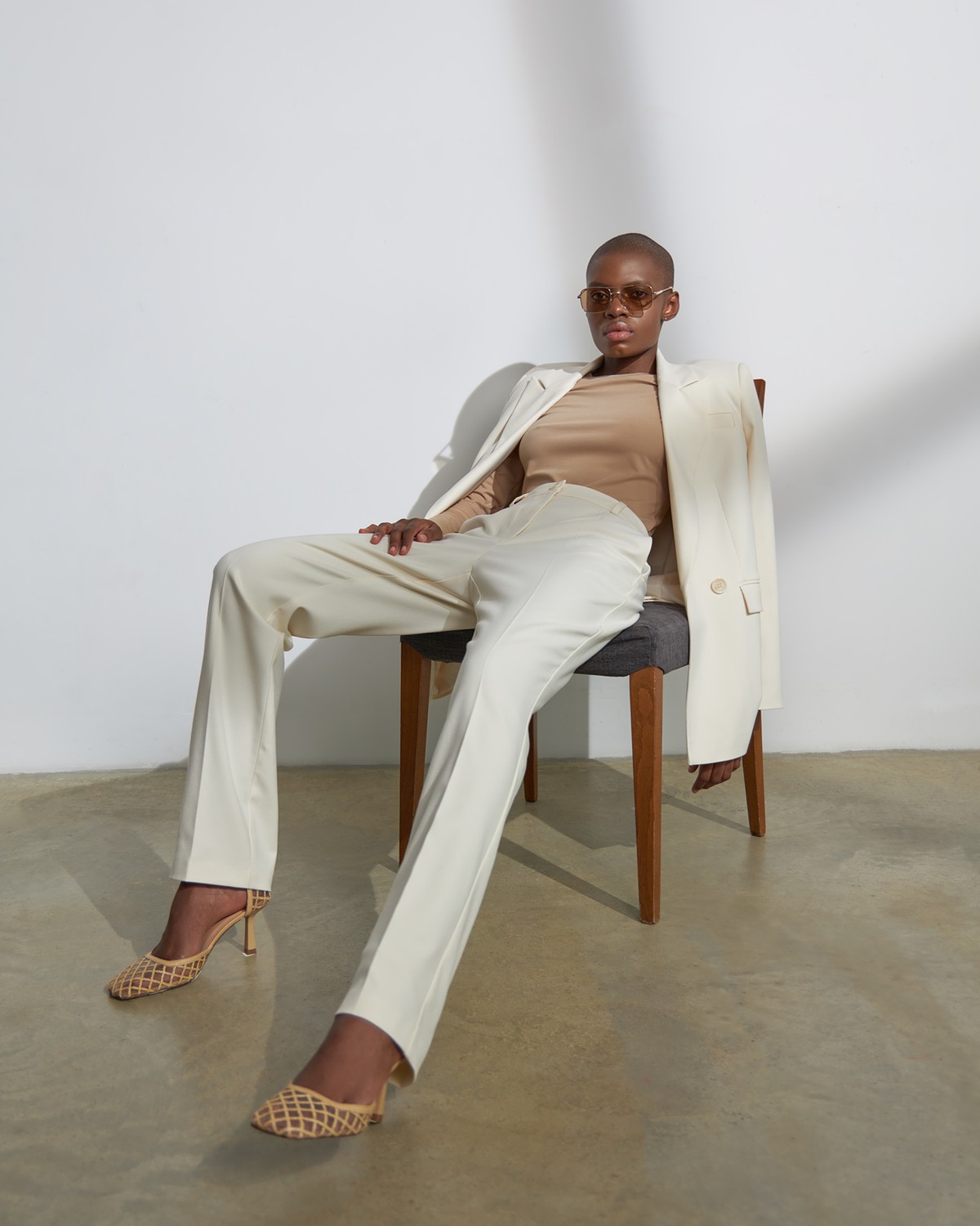 Прямые брюки, цвет: молочный Allweneed
Классические брюки визуально корректируют пропорции благодаря акценту на талии, вертикальным складкам и плавной линии бедер. Носите в сочетании с контрастным или однотонным топом и жакетом в тон.
На модели размер XS